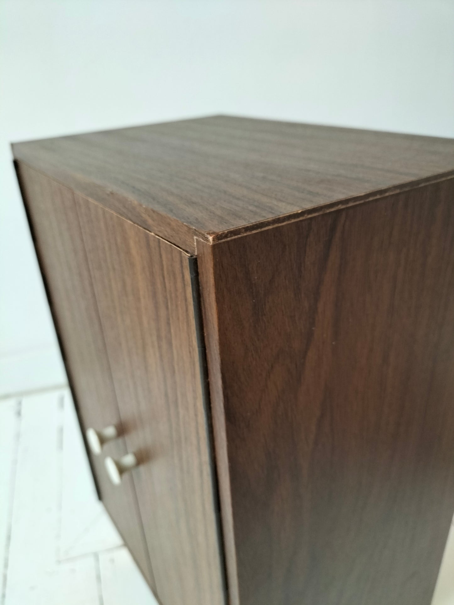 Petit meuble de poupée en formica