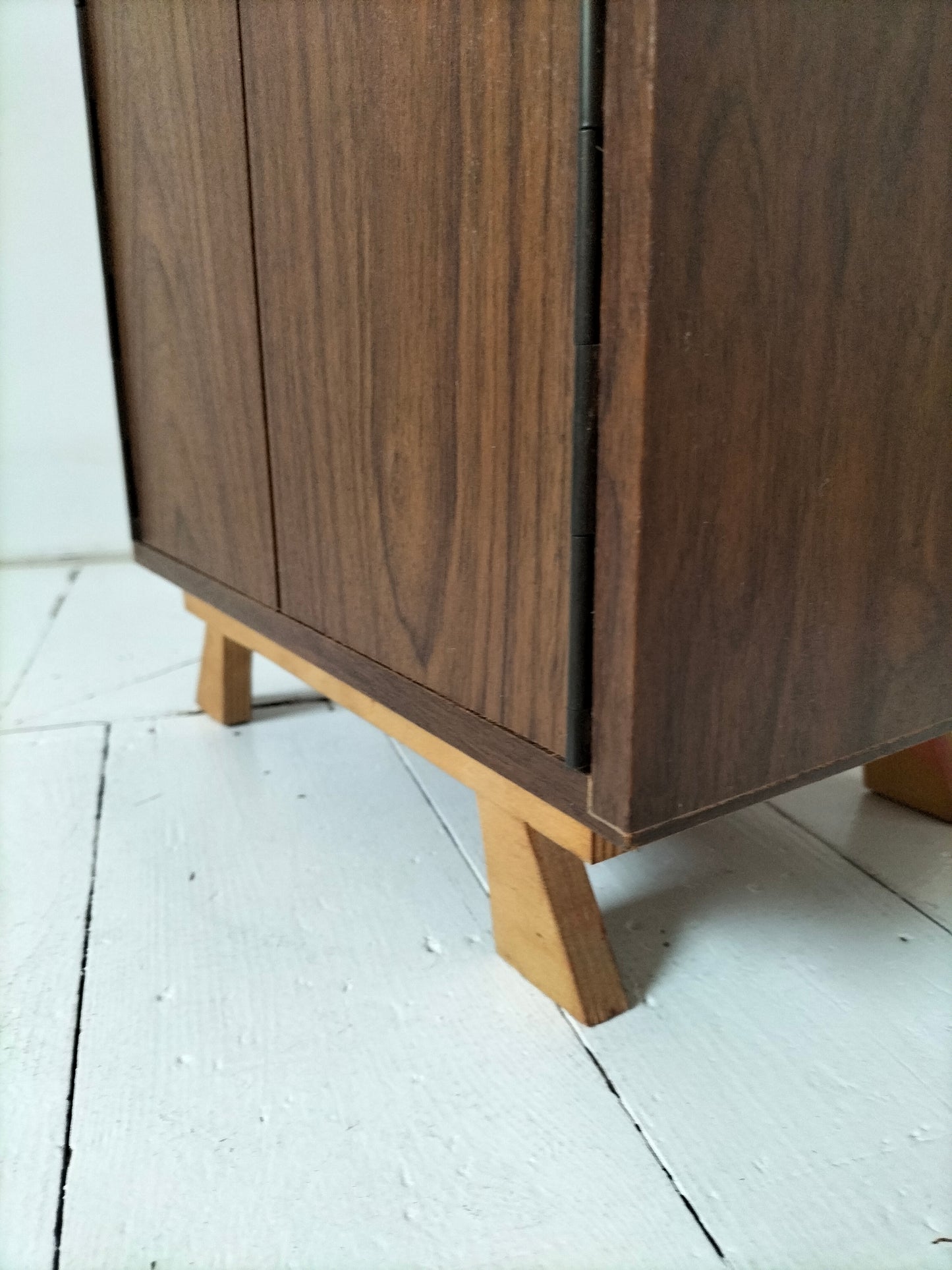 Petit meuble de poupée en formica