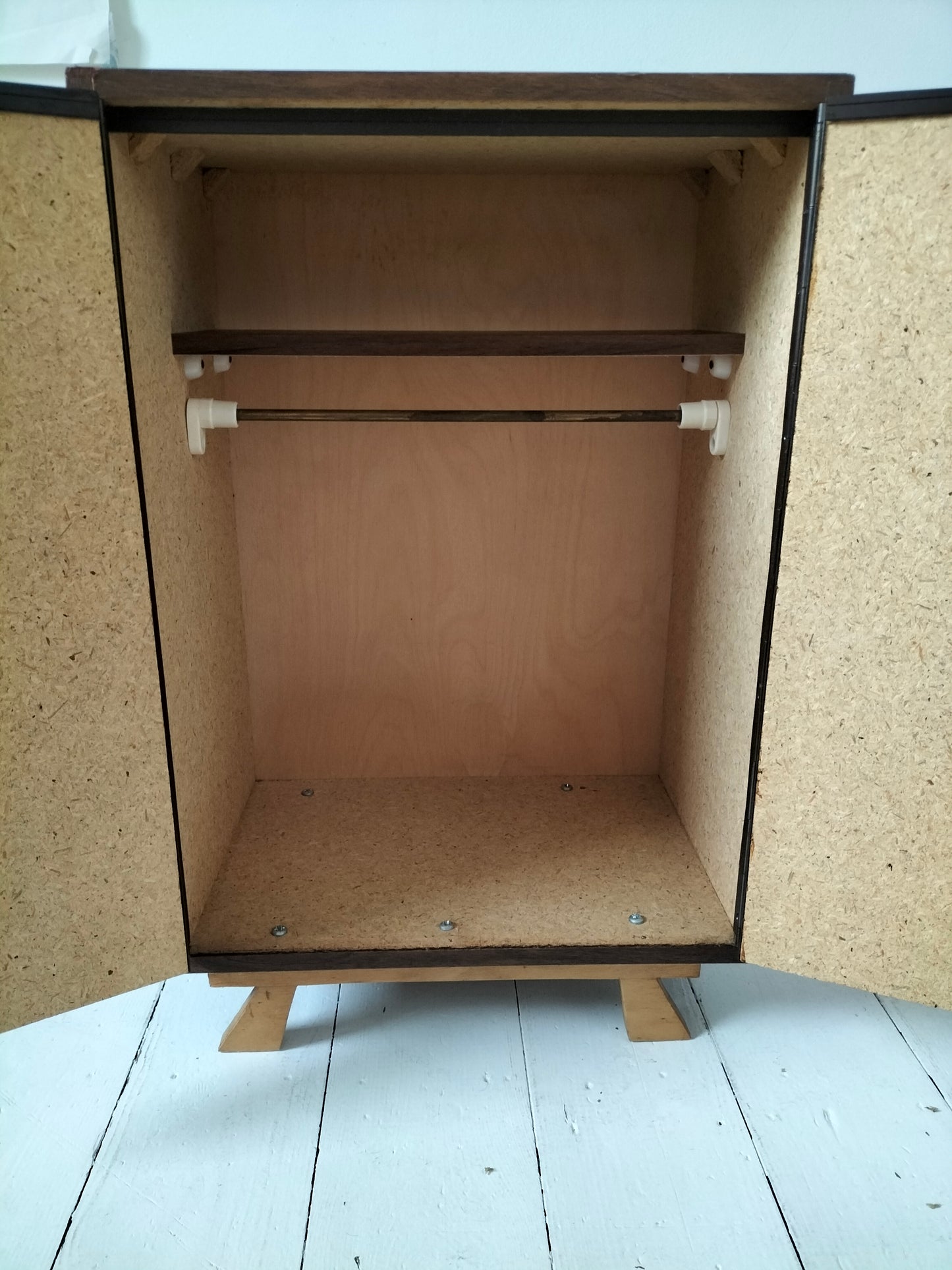 Petit meuble de poupée en formica