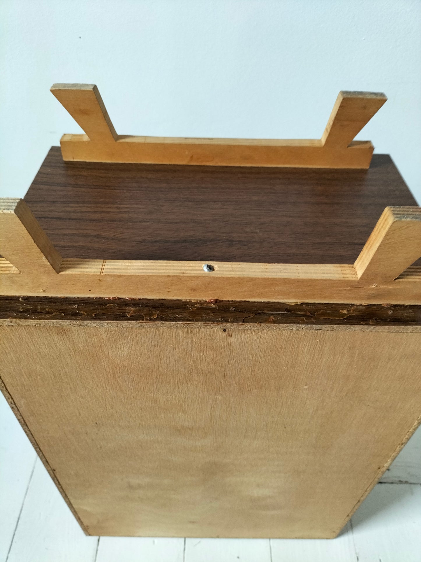 Petit meuble de poupée en formica