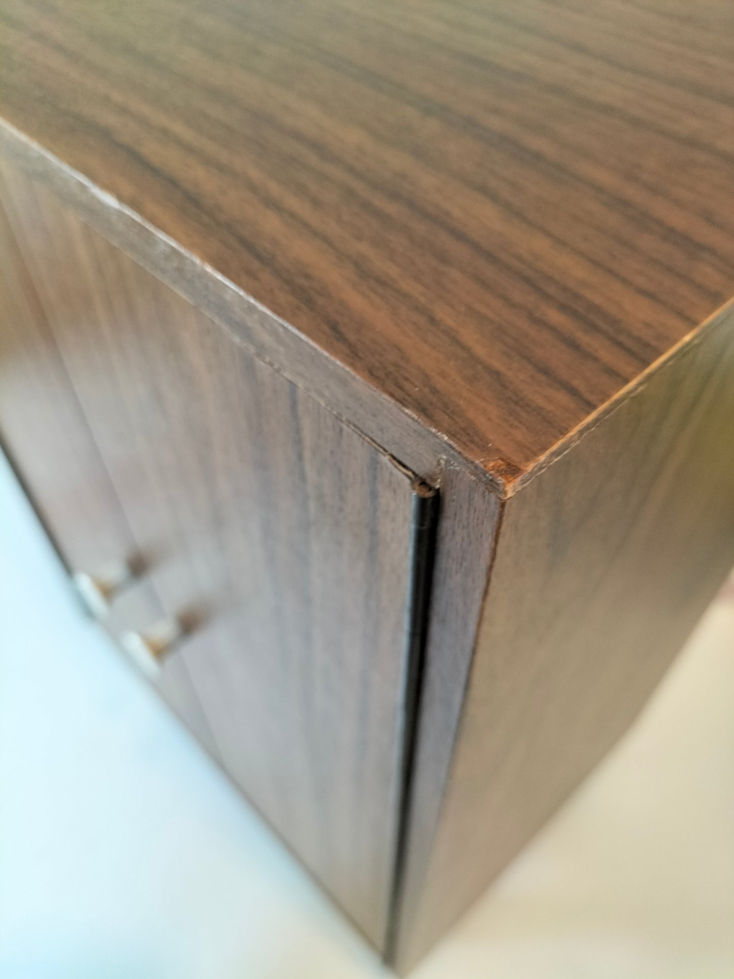 Petit meuble de poupée en formica
