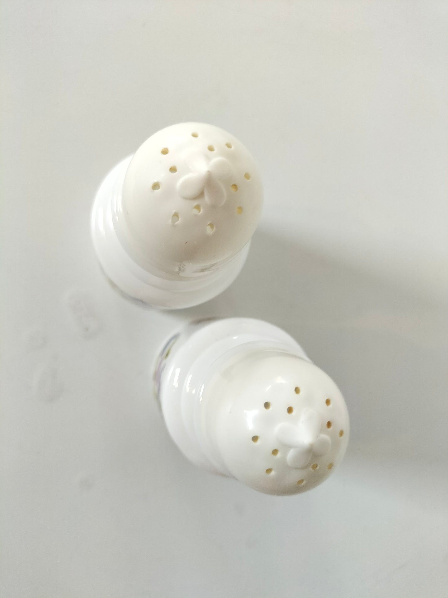 Salière ou poivrière/ petit pot en opaline Avon