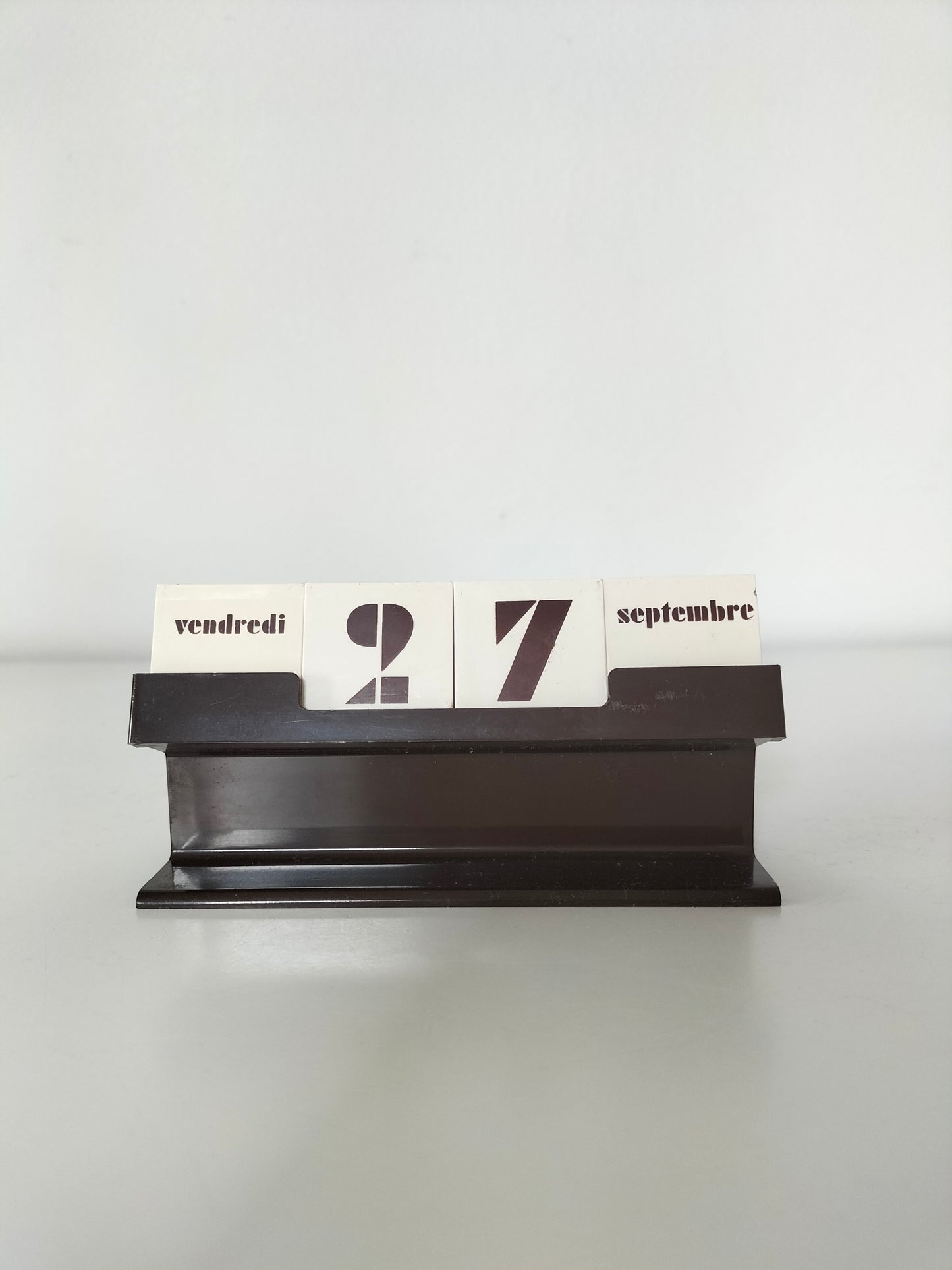 Calendrier perpétuel vintage en plastique