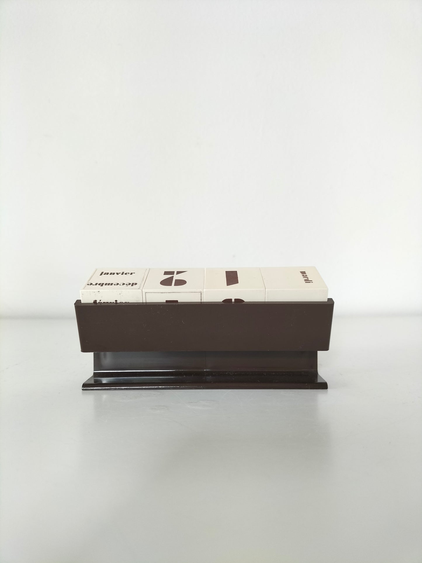 Calendrier perpétuel vintage en plastique