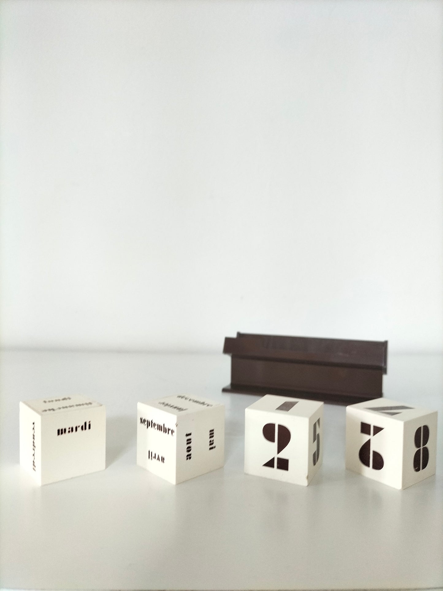 Calendrier perpétuel vintage en plastique