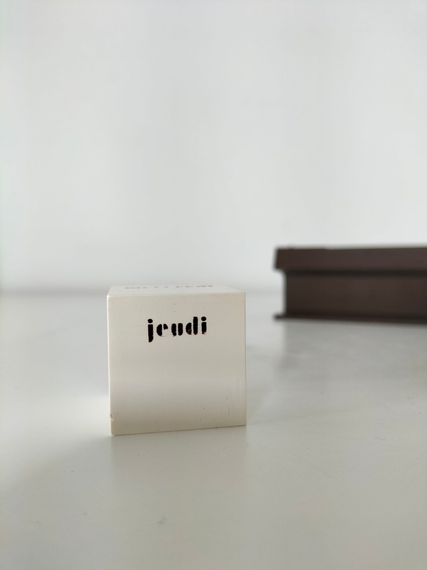 Calendrier perpétuel vintage en plastique