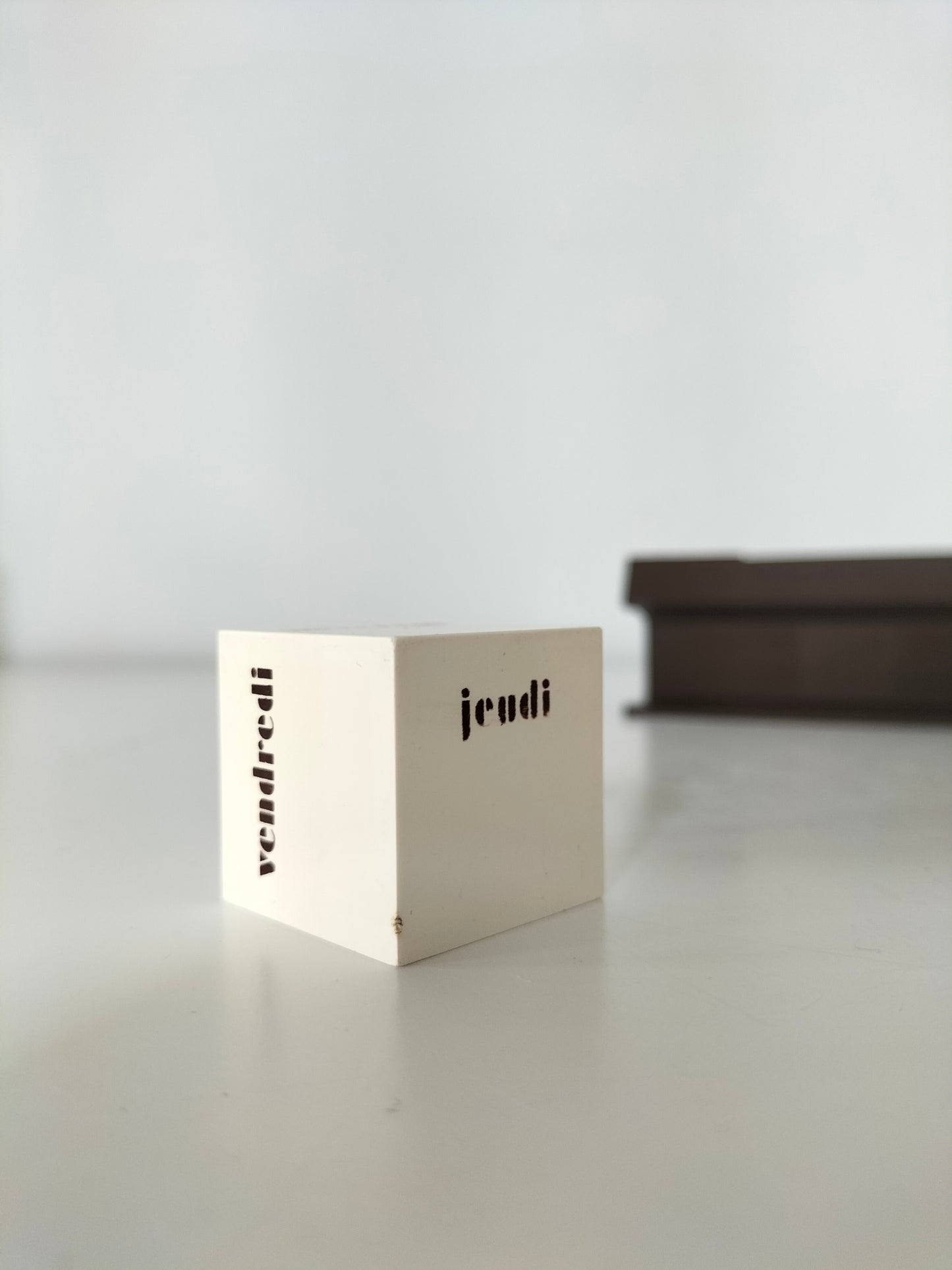 Calendrier perpétuel vintage en plastique