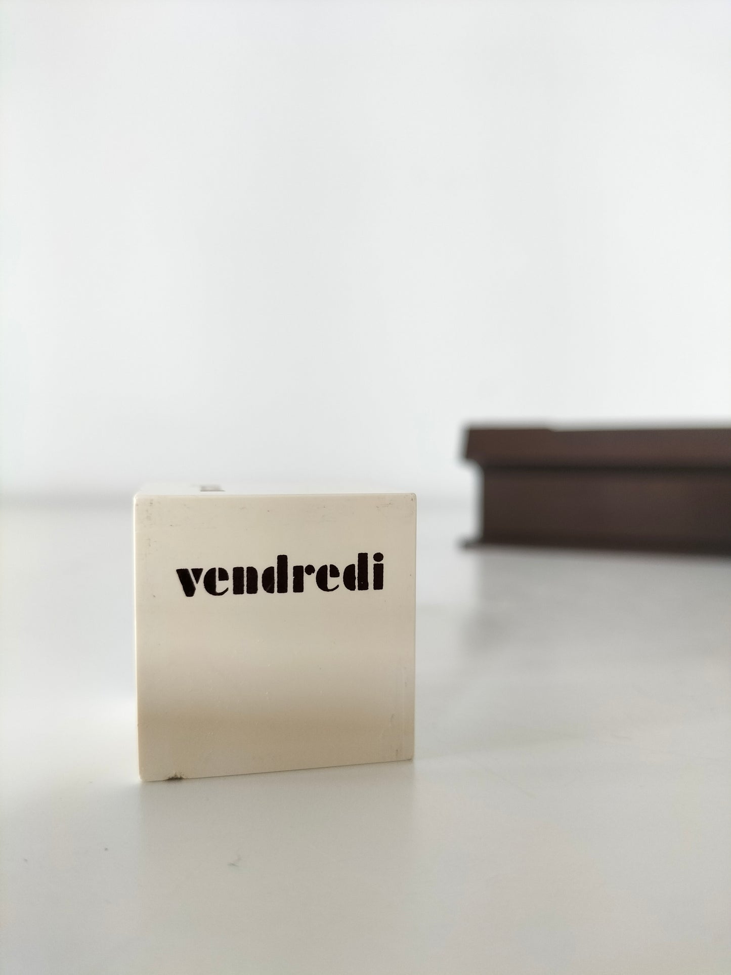 Calendrier perpétuel vintage en plastique