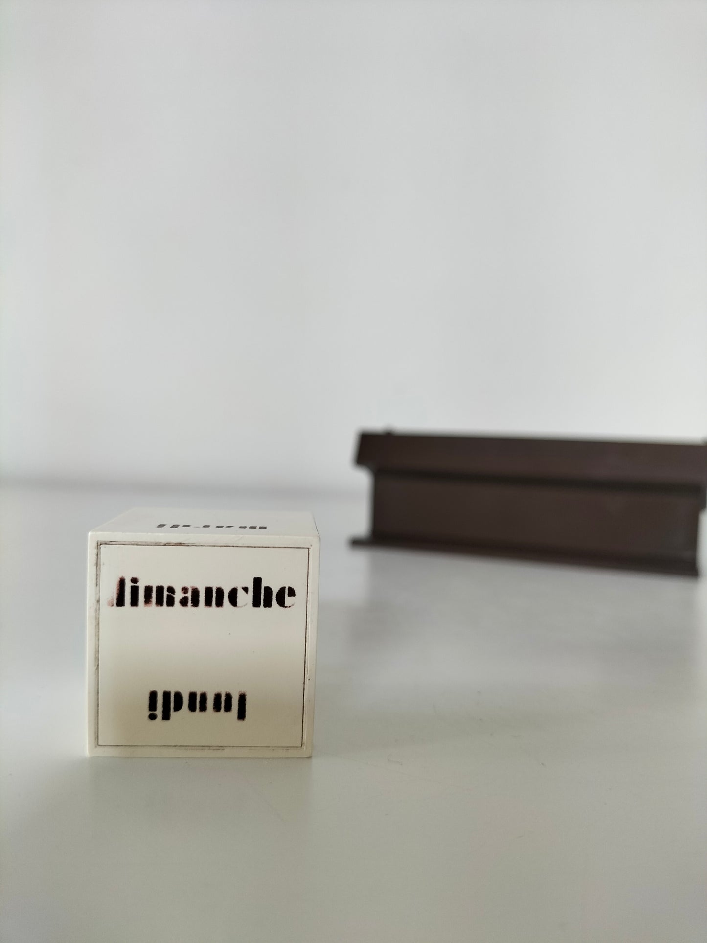 Calendrier perpétuel vintage en plastique