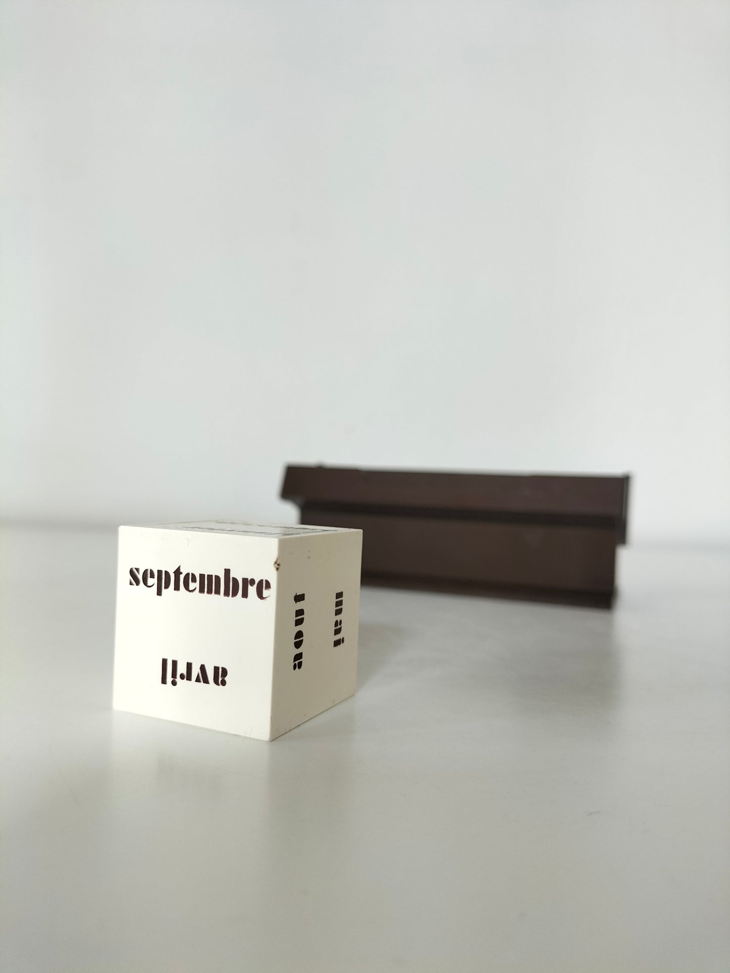 Calendrier perpétuel vintage en plastique