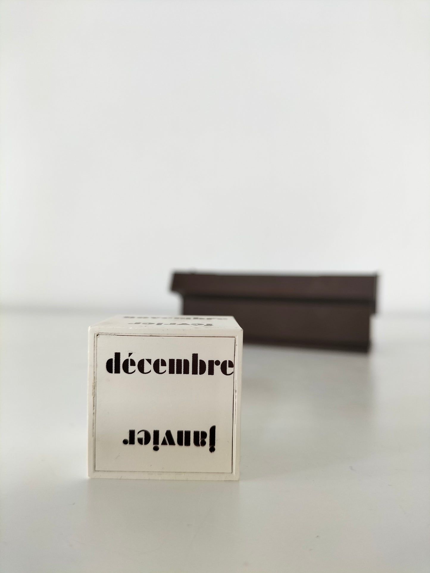 Calendrier perpétuel vintage en plastique