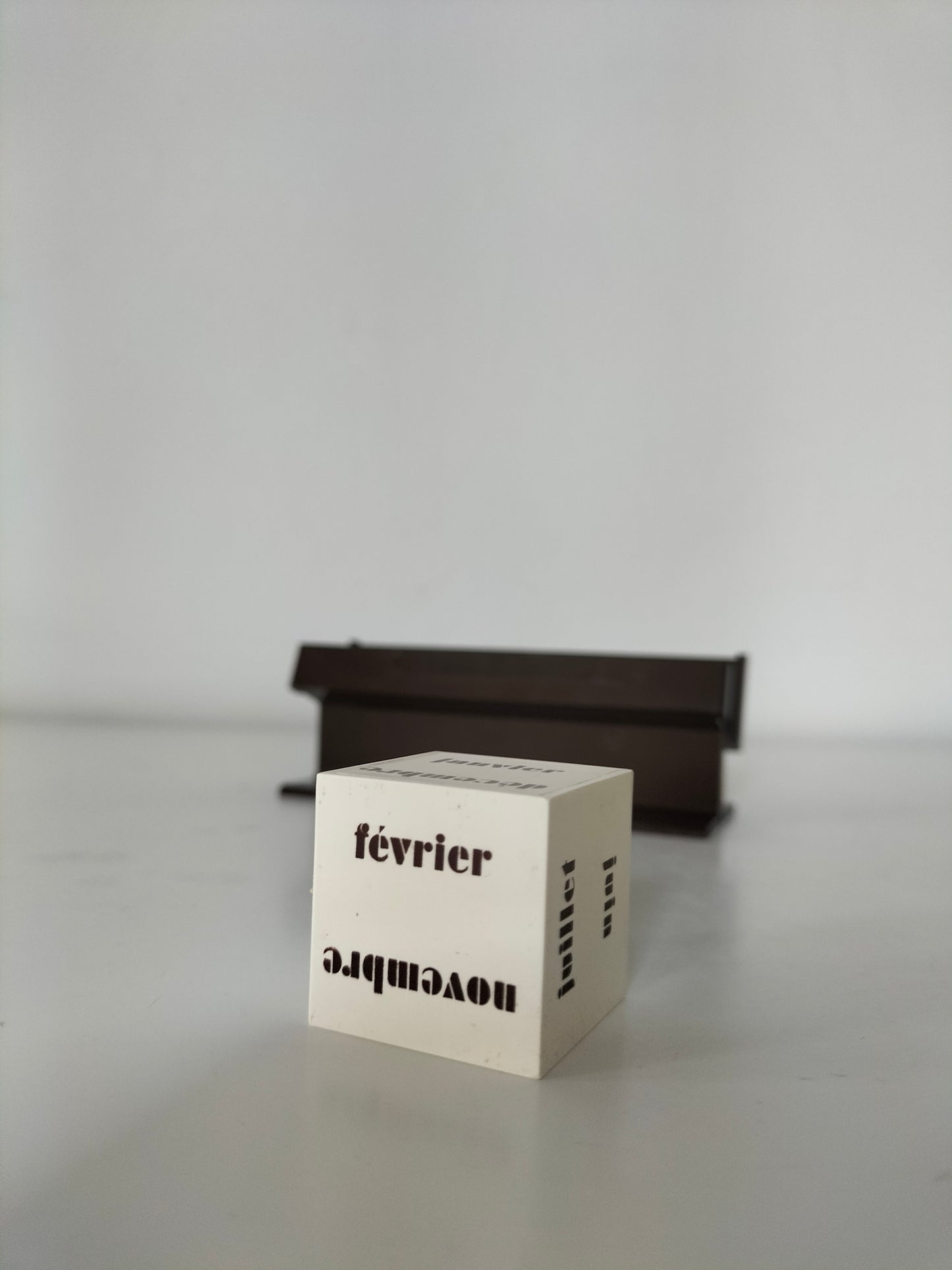 Calendrier perpétuel vintage en plastique
