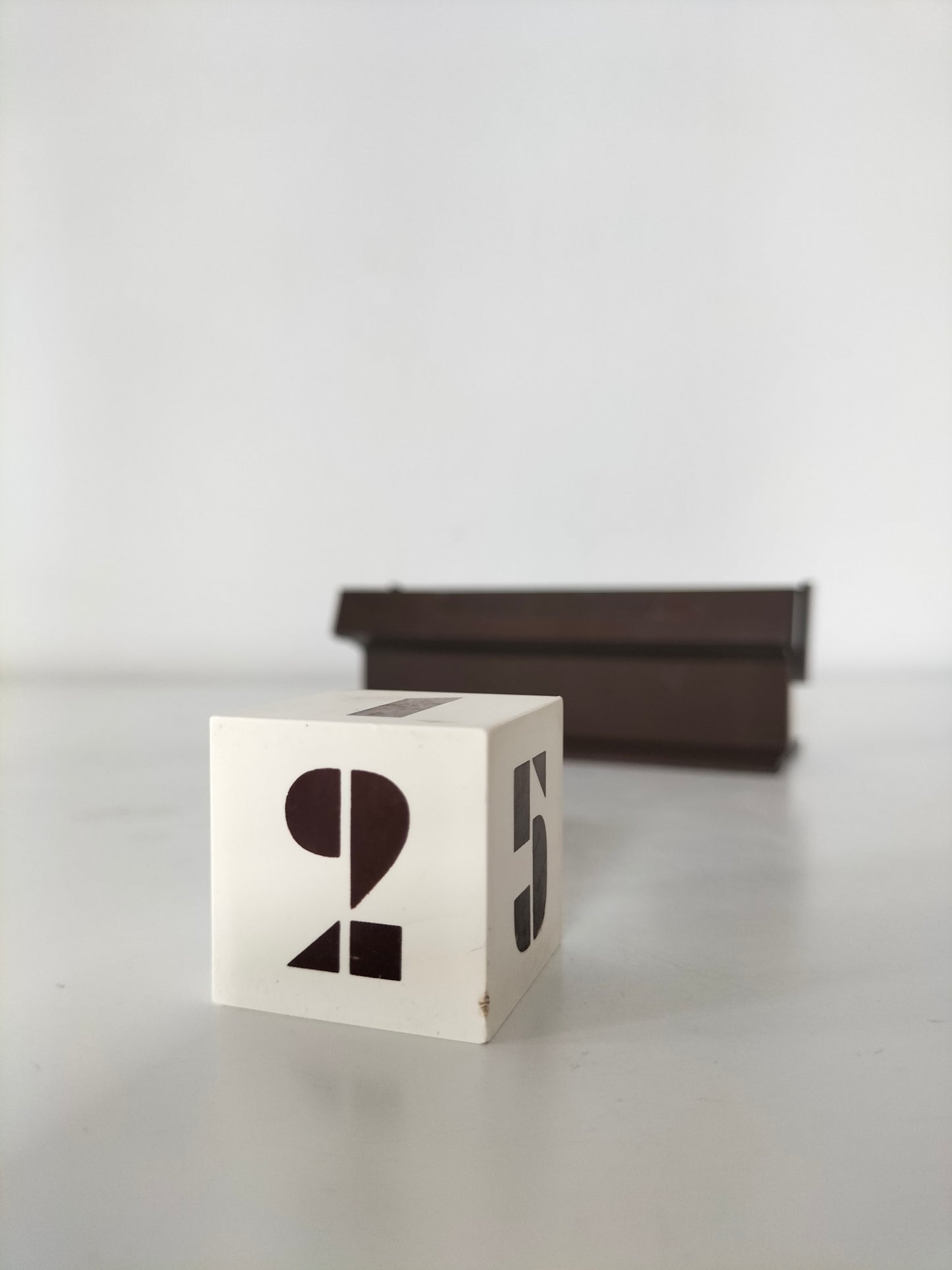 Calendrier perpétuel vintage en plastique