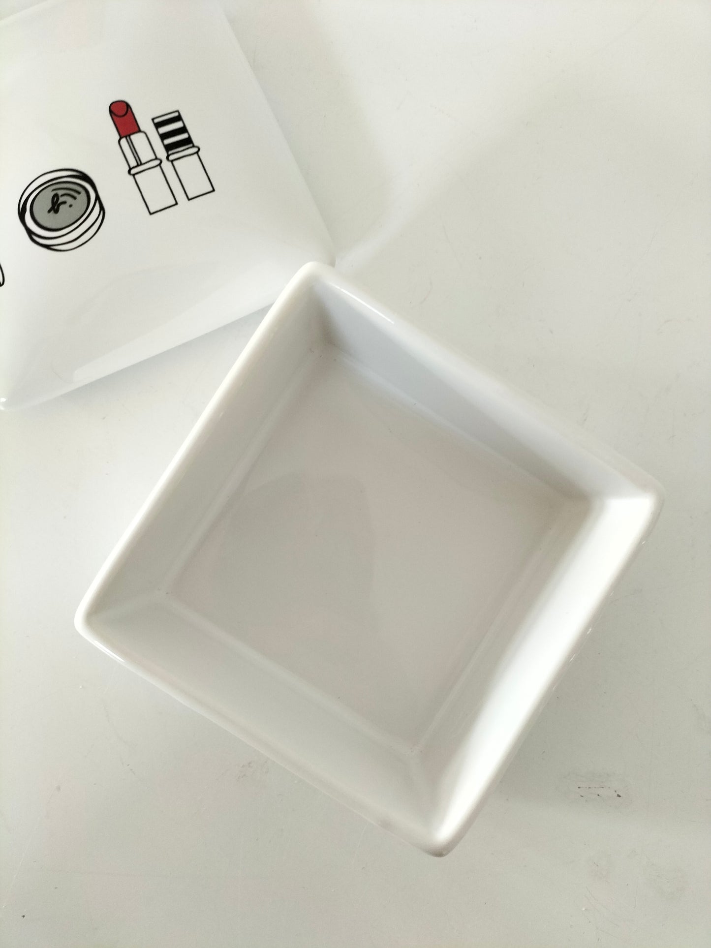 Boîte en porcelaine publicitaire Agnès B.