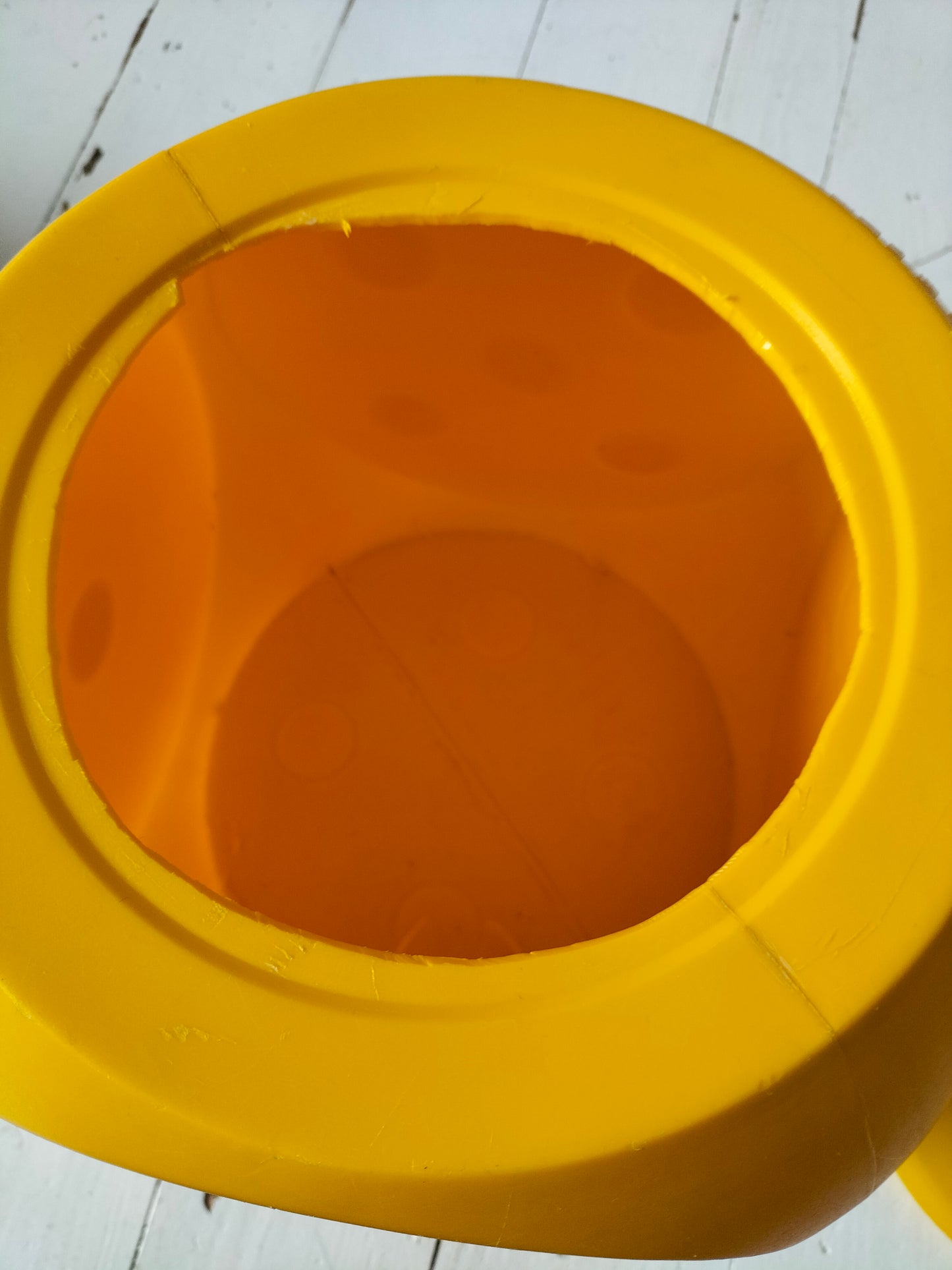 Grosse boîte cube dé publicitaire/ ancien baril de lessive JAUNE