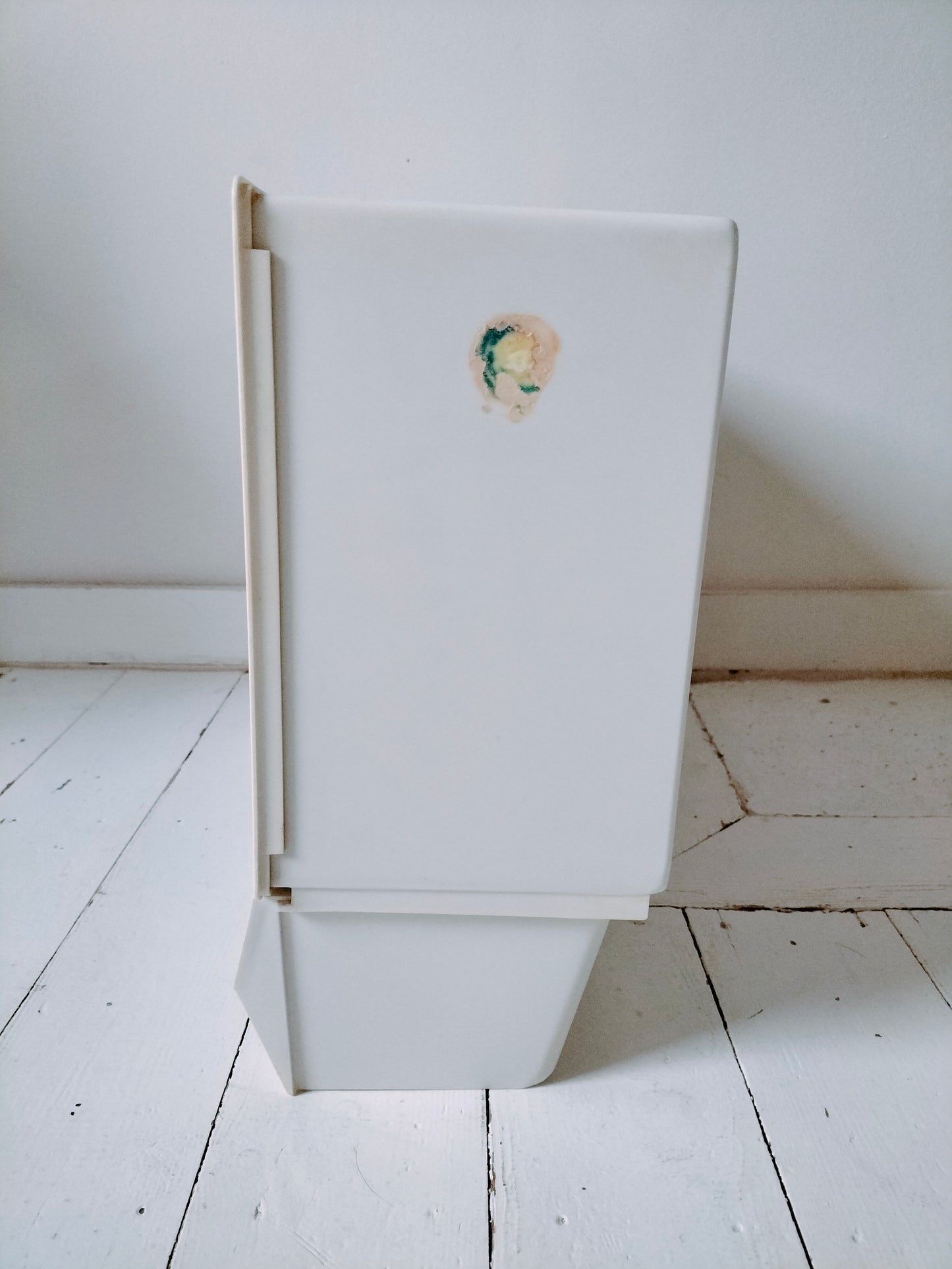 Petit meuble mural en plastique