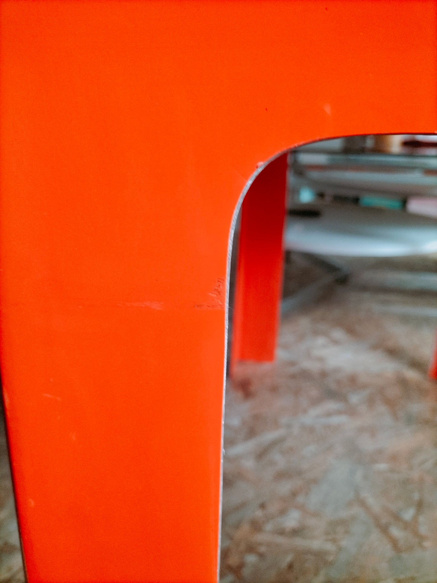 Bureau enfant/ table d'appoint en fibre de verre inspi Marc Berthier/ Patrick Gingembre
