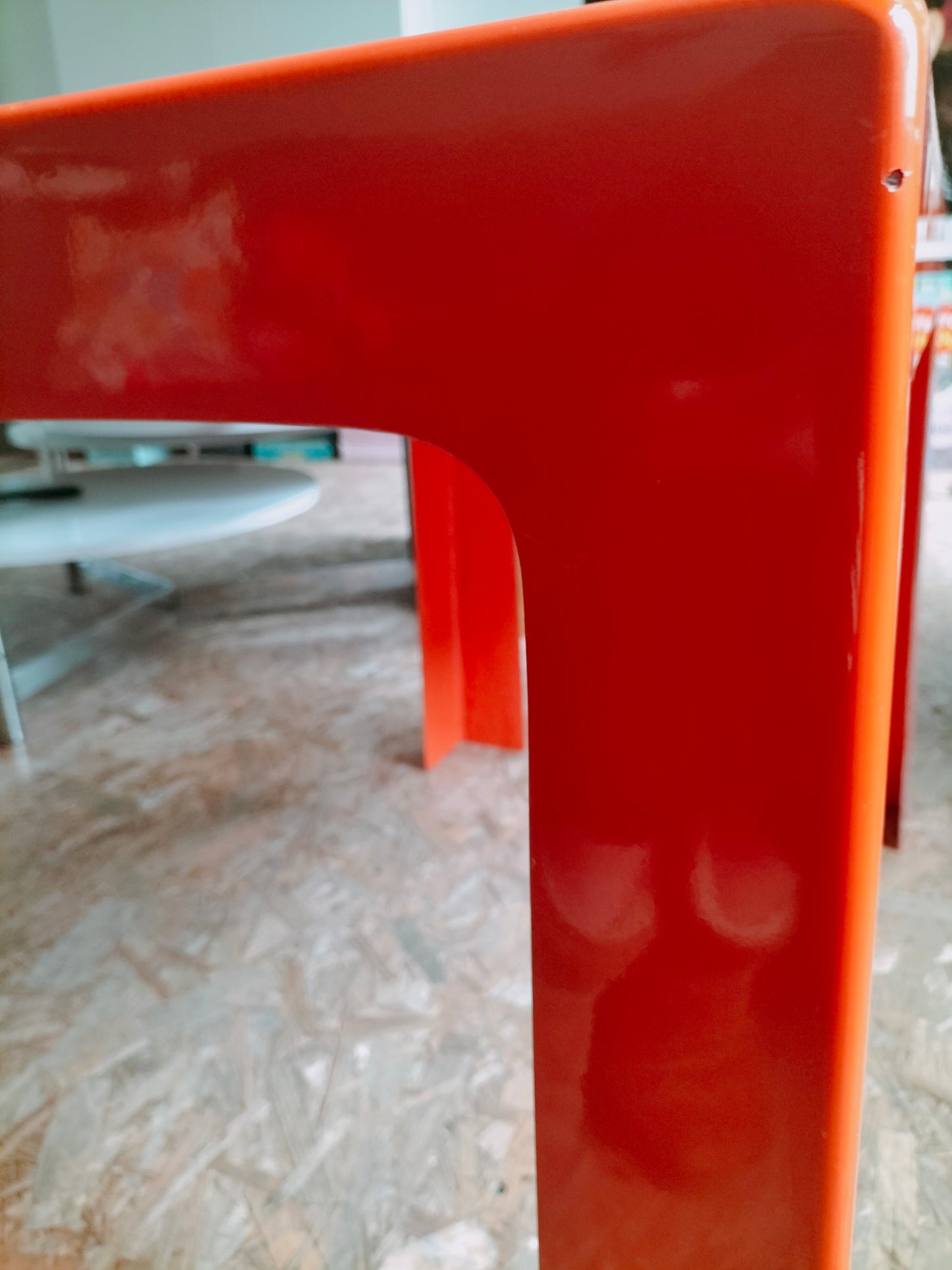 Bureau enfant/ table d'appoint en fibre de verre inspi Marc Berthier/ Patrick Gingembre