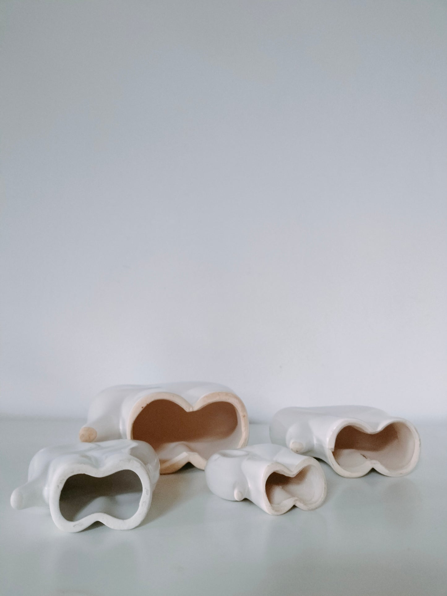 Ensemble de 4 éléphants en céramique style Sgrafo