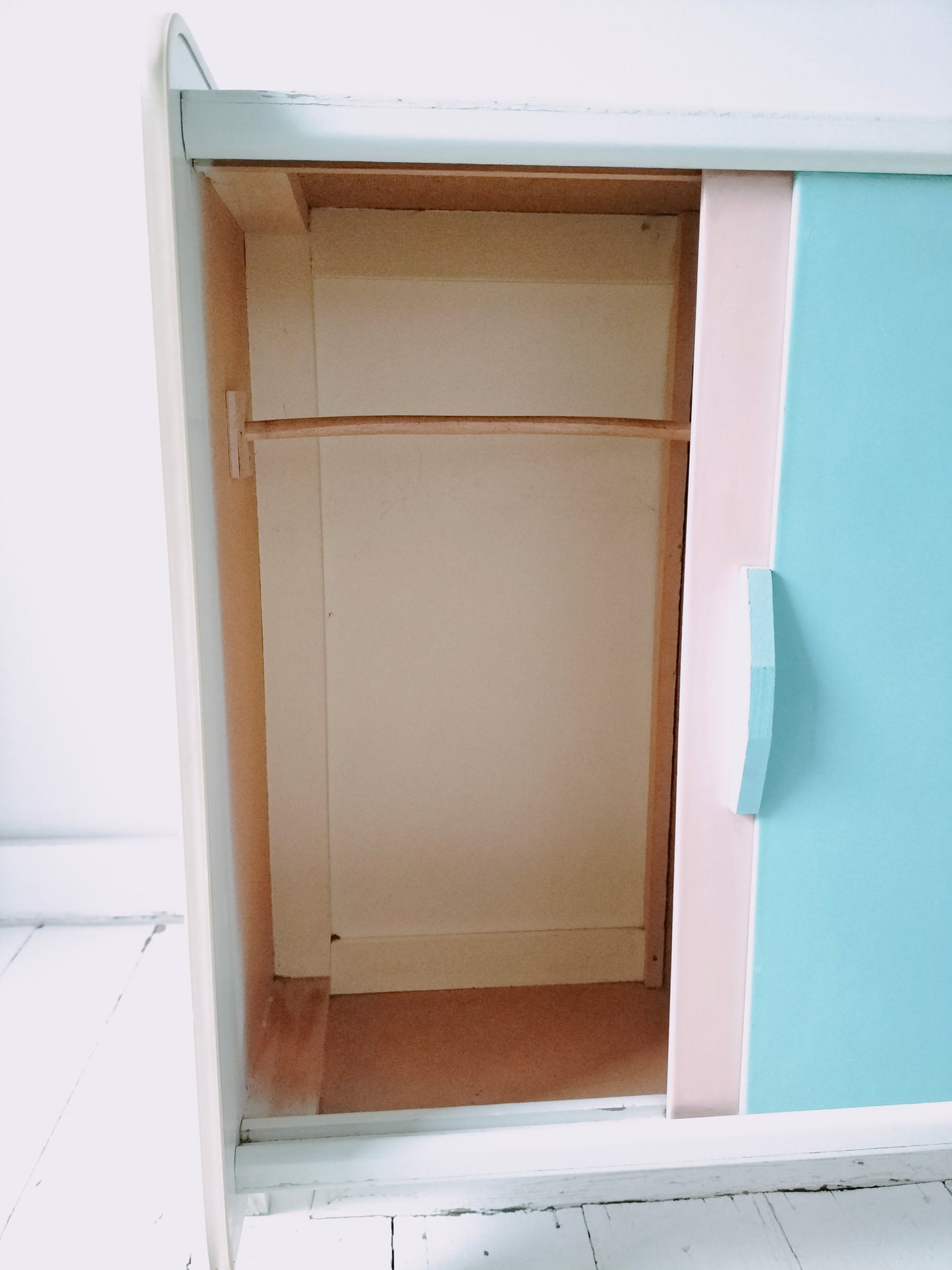 Garde-robe/ armoire/ meuble de poupée en bois 50-60's