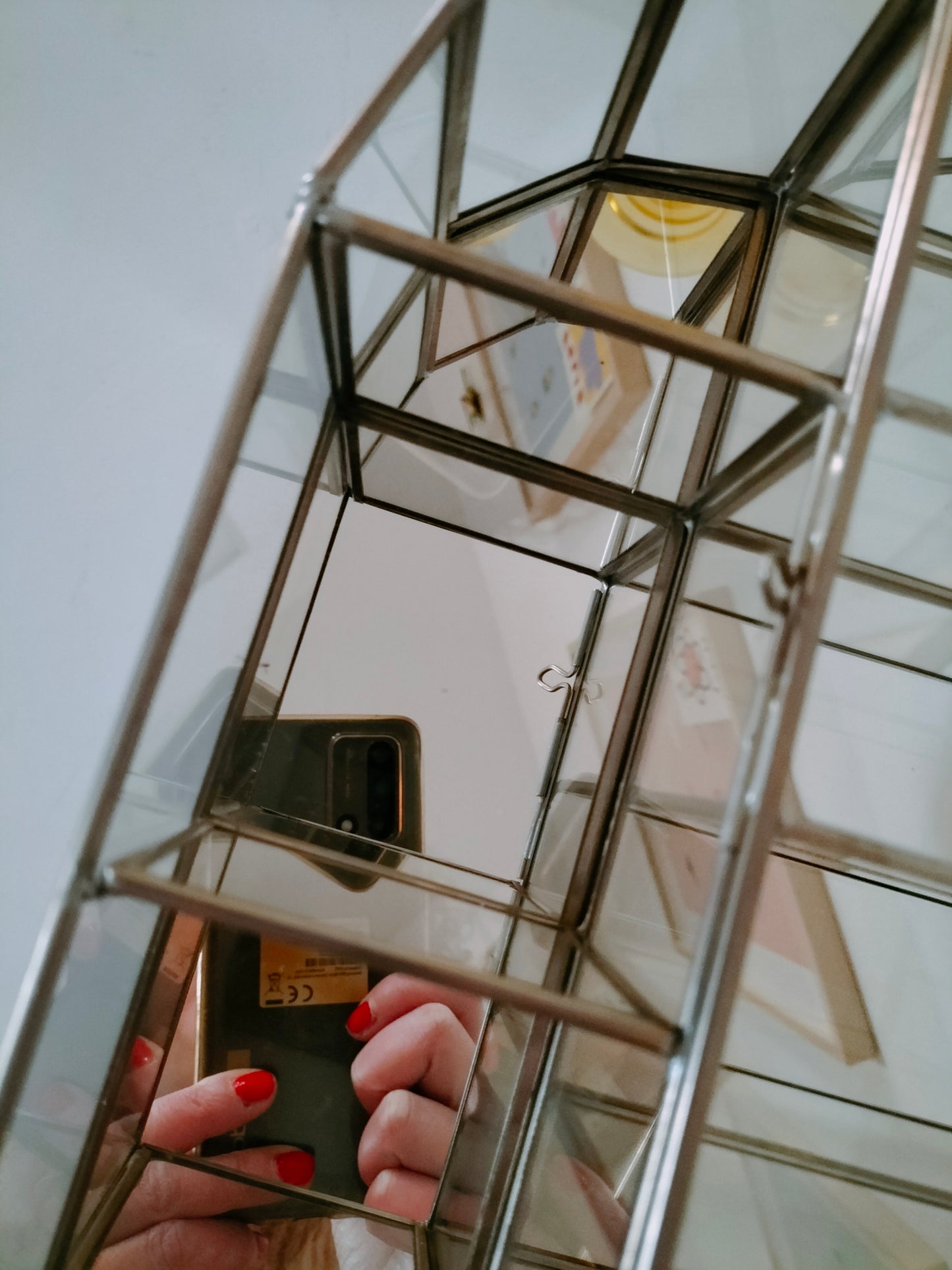 Vitrine murale pour miniatures en verre et laiton argenté