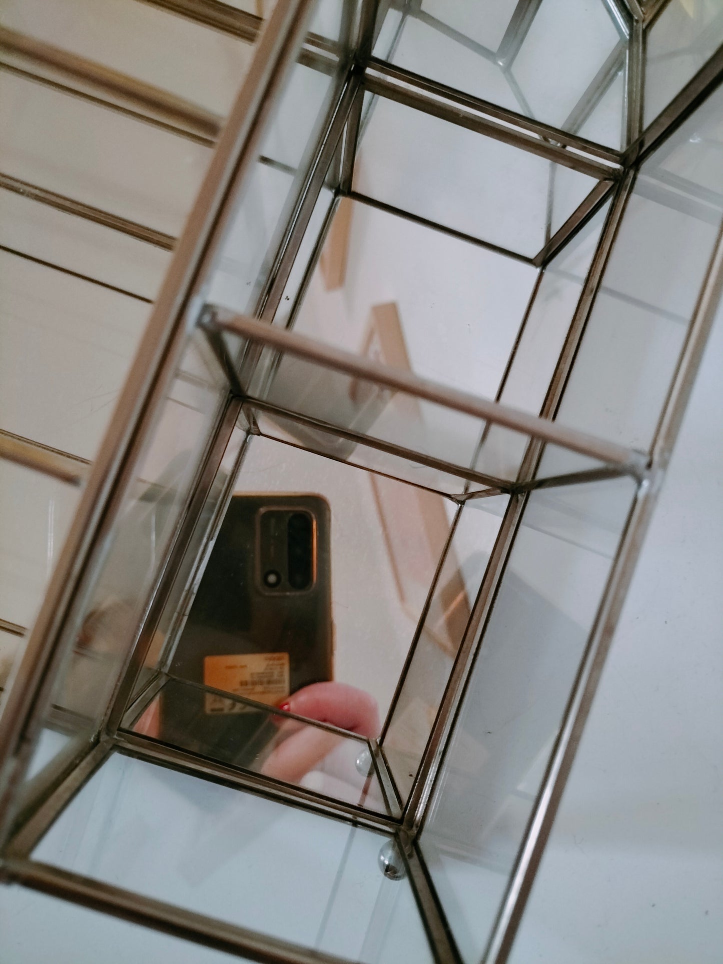 Vitrine murale pour miniatures en verre et laiton argenté