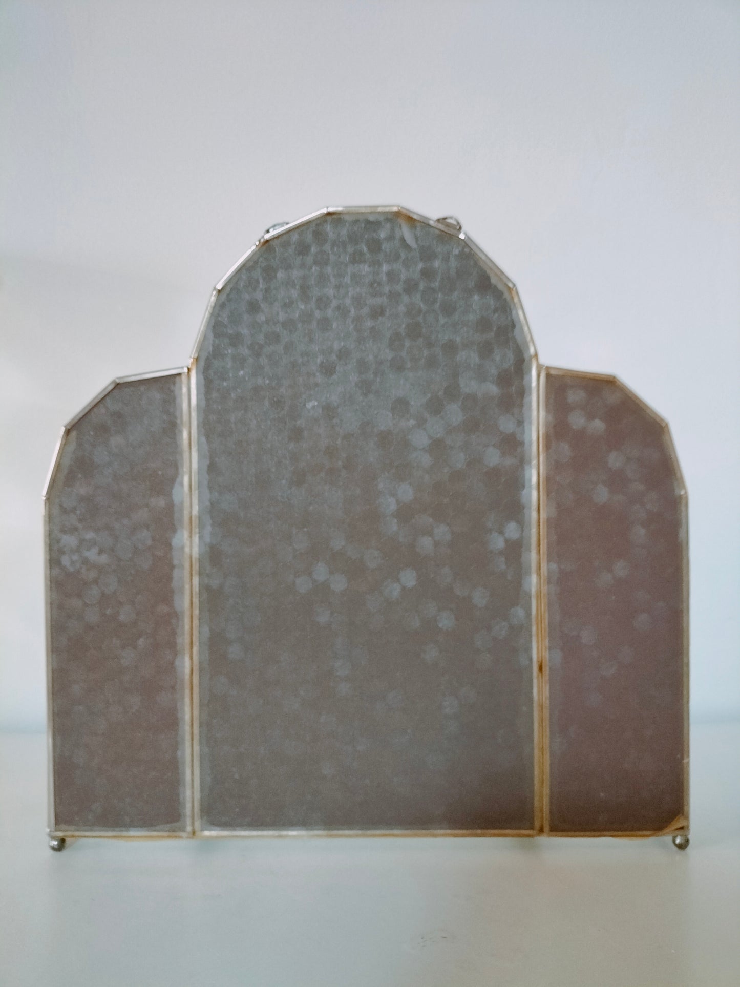 Vitrine murale pour miniatures en verre et laiton argenté