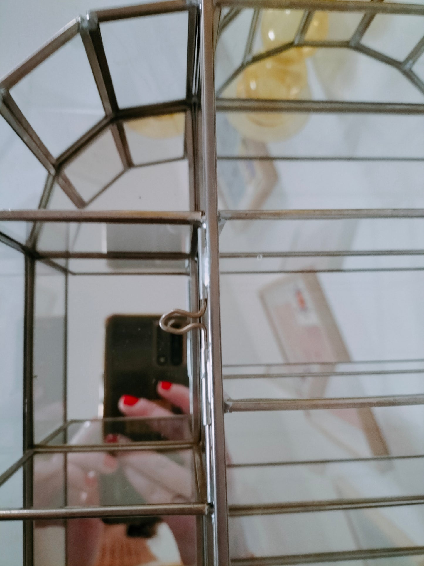 Vitrine murale pour miniatures en verre et laiton argenté
