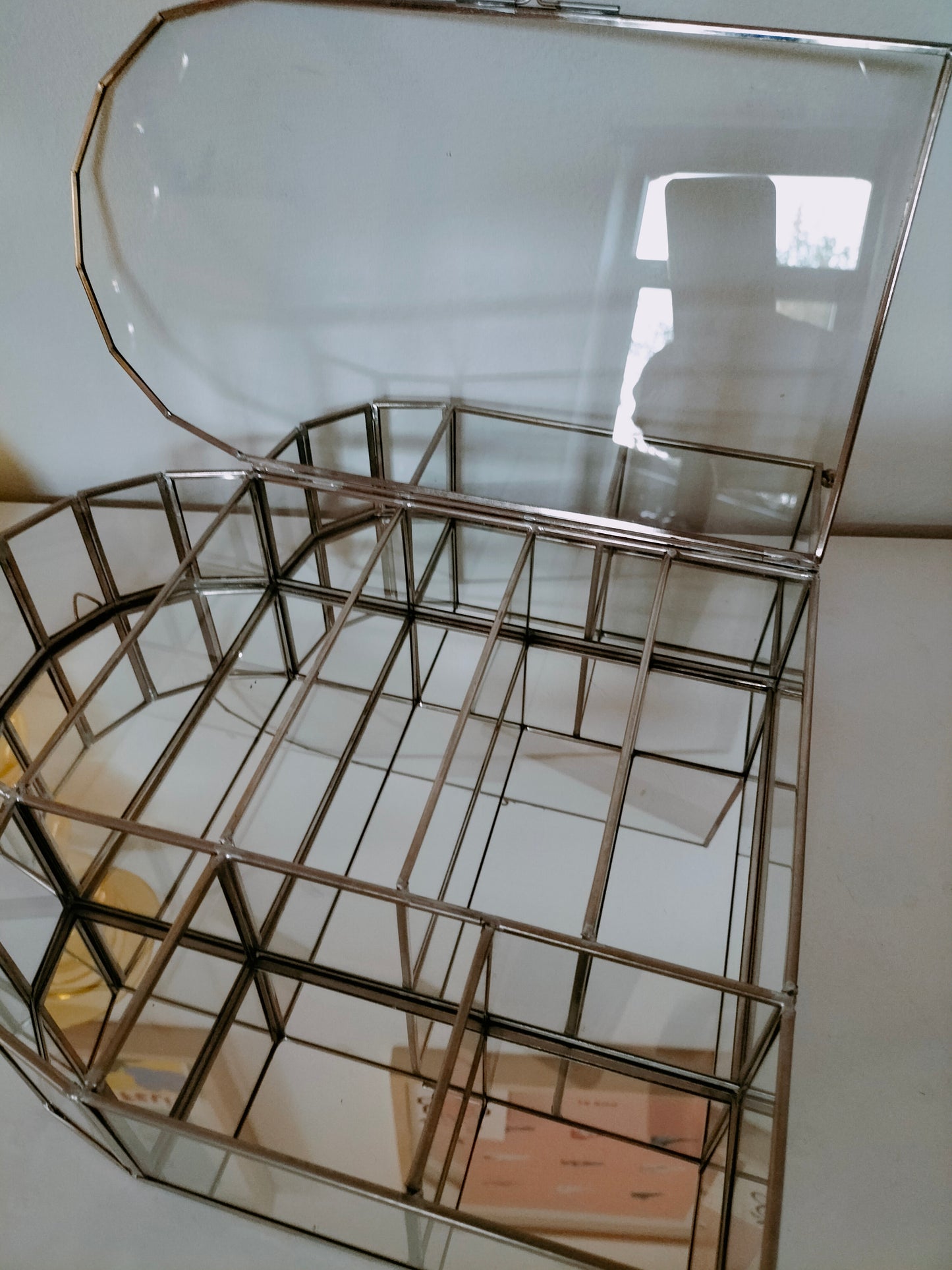 Vitrine murale pour miniatures en verre et laiton argenté