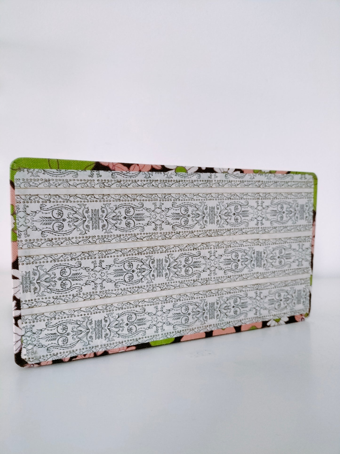 Ancienne boîte de mercerie en carton et tissu