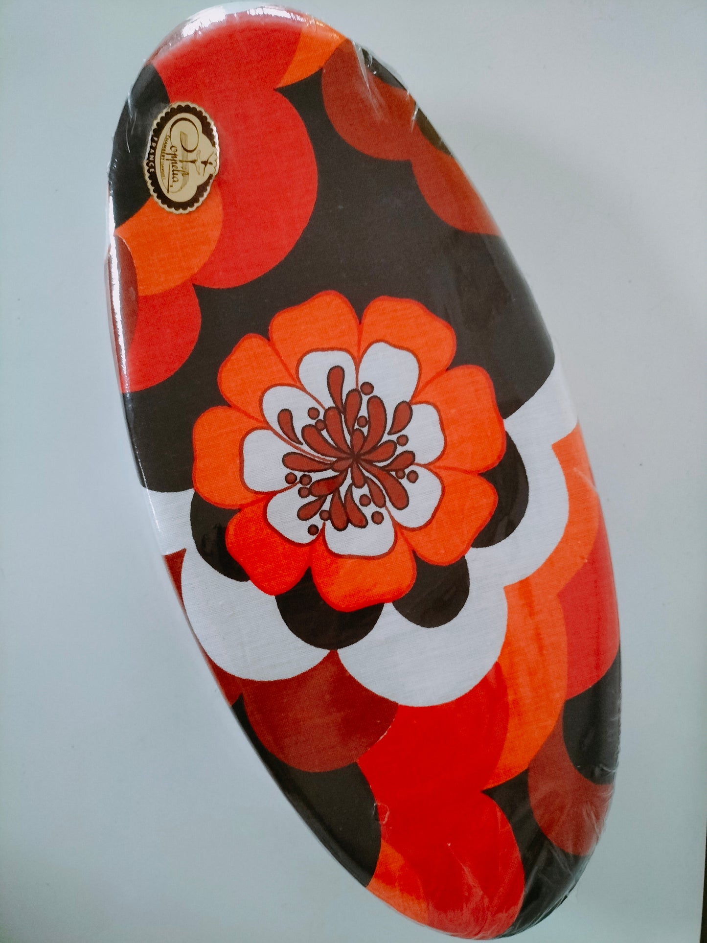 Ancienne boîte de chocolaterie en carton et tissu