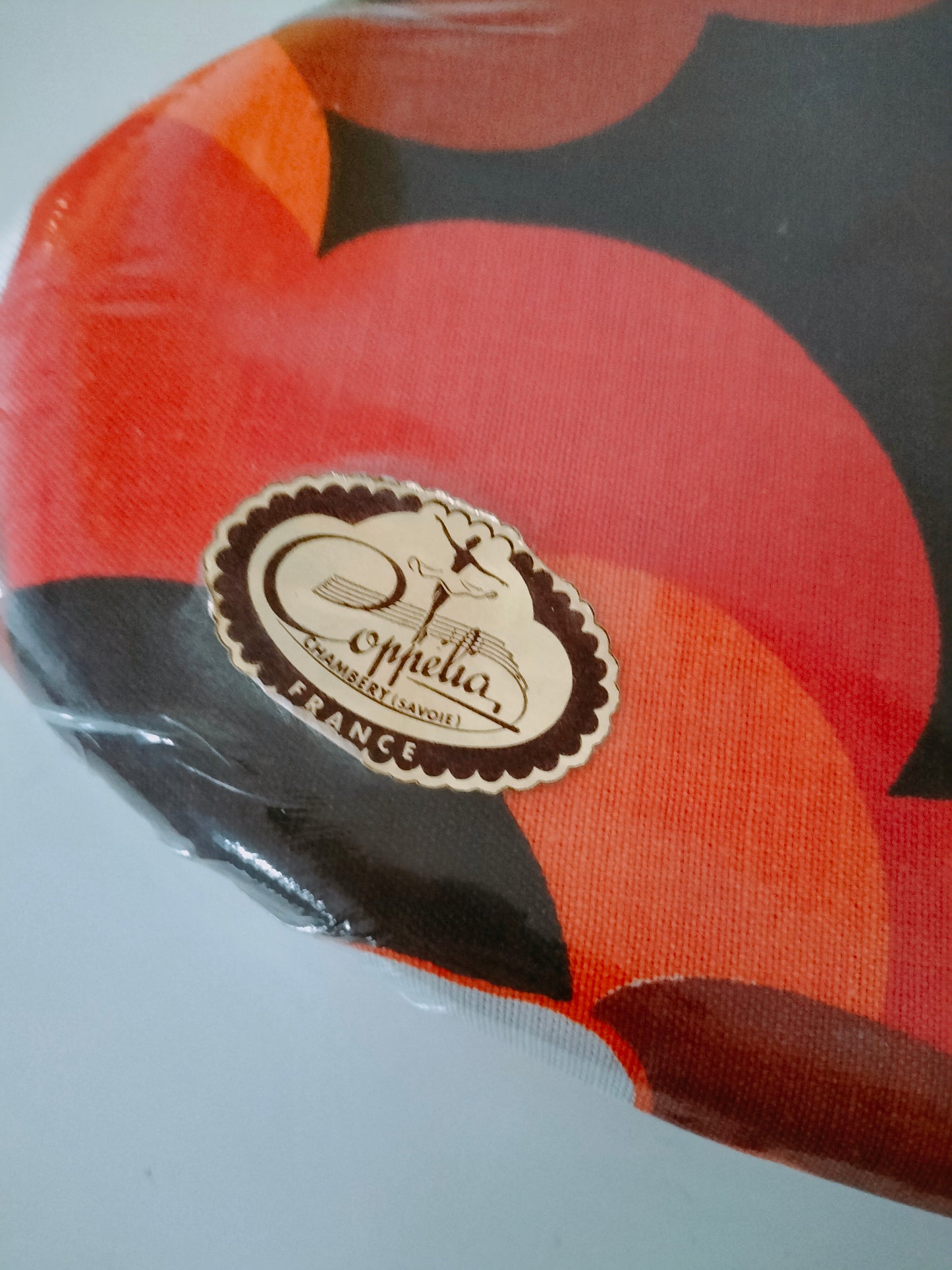 Ancienne boîte de chocolaterie en carton et tissu