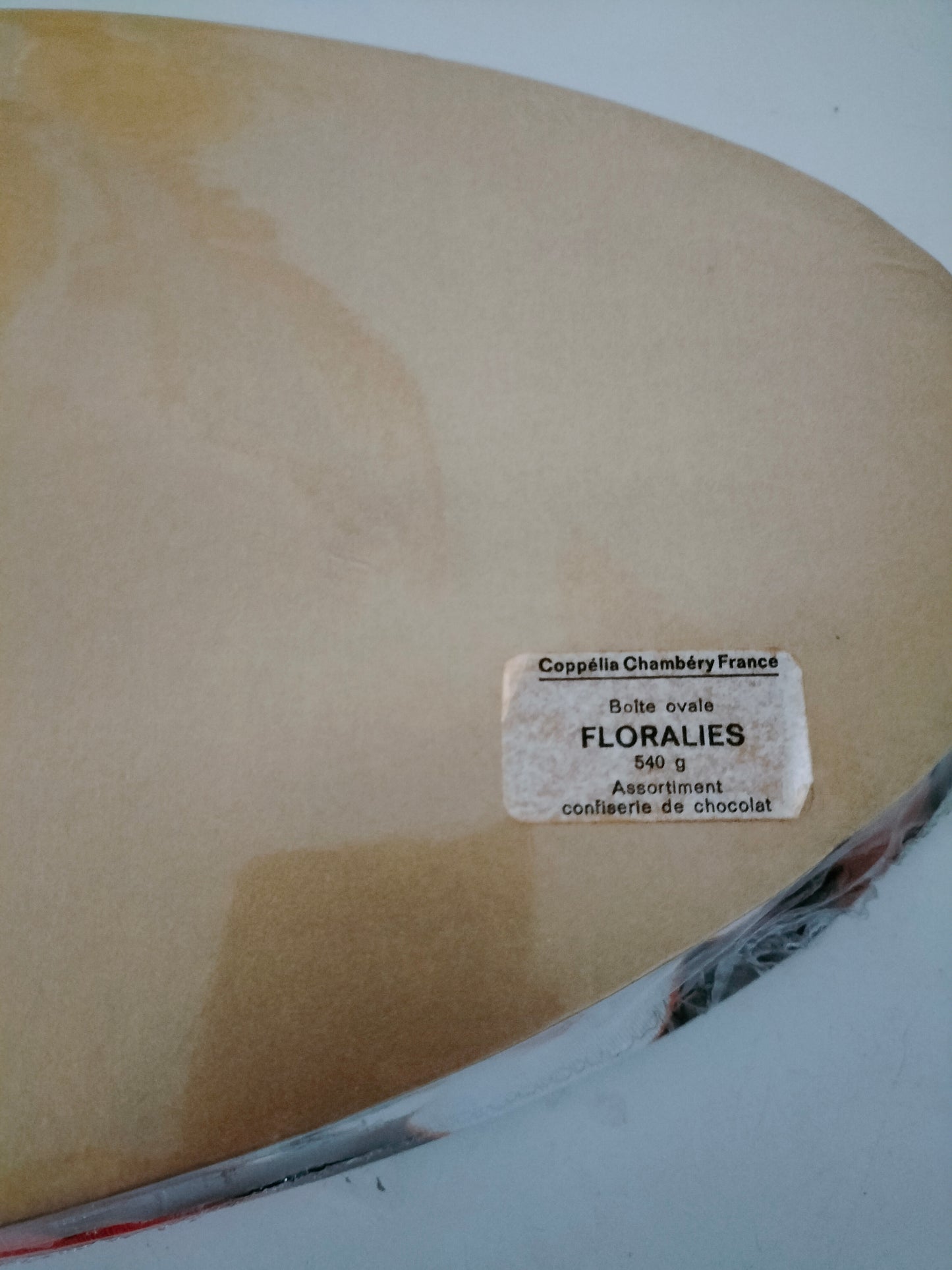 Ancienne boîte de chocolaterie en carton et tissu