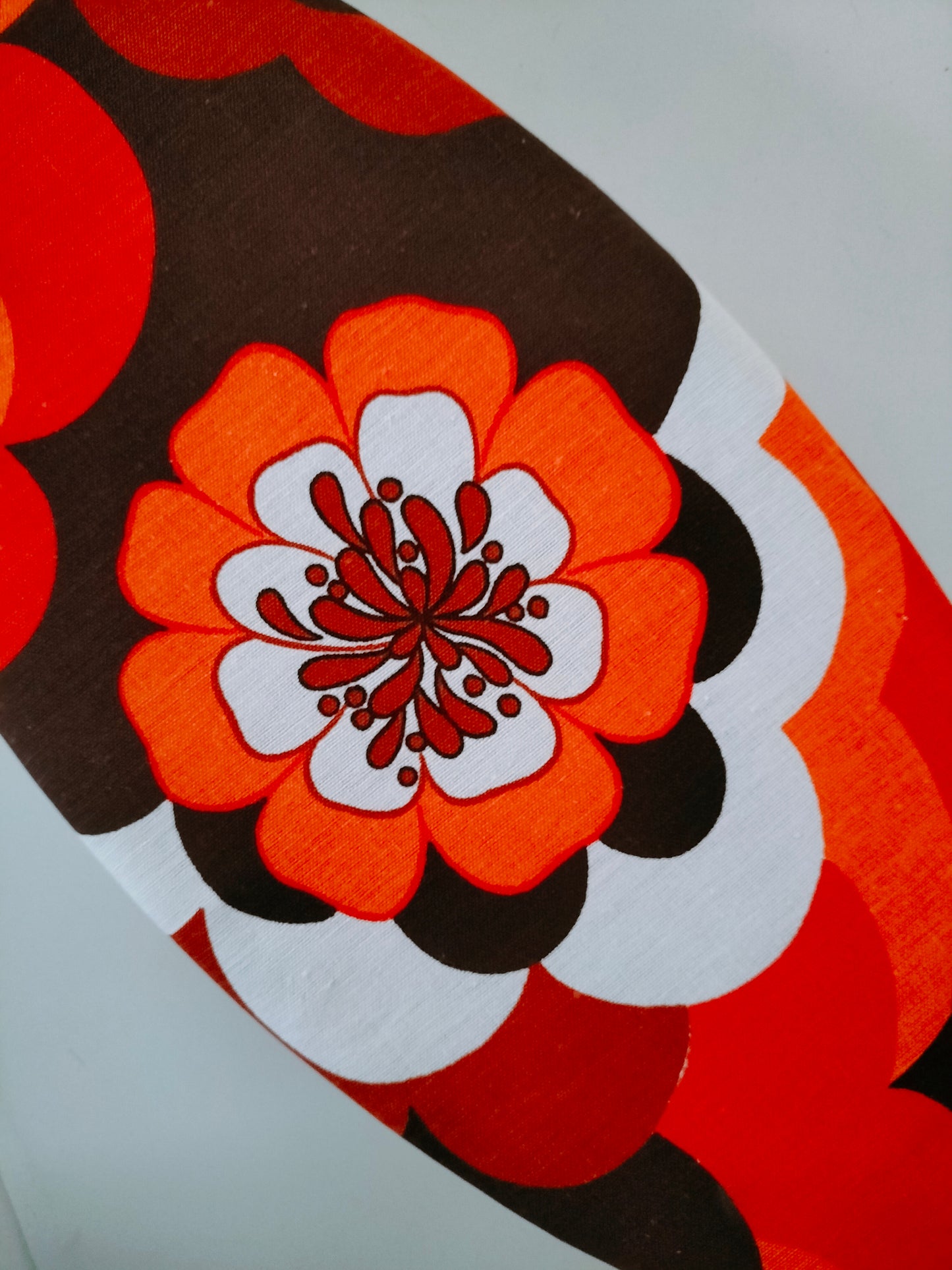 Ancienne boîte de chocolaterie en carton et tissu