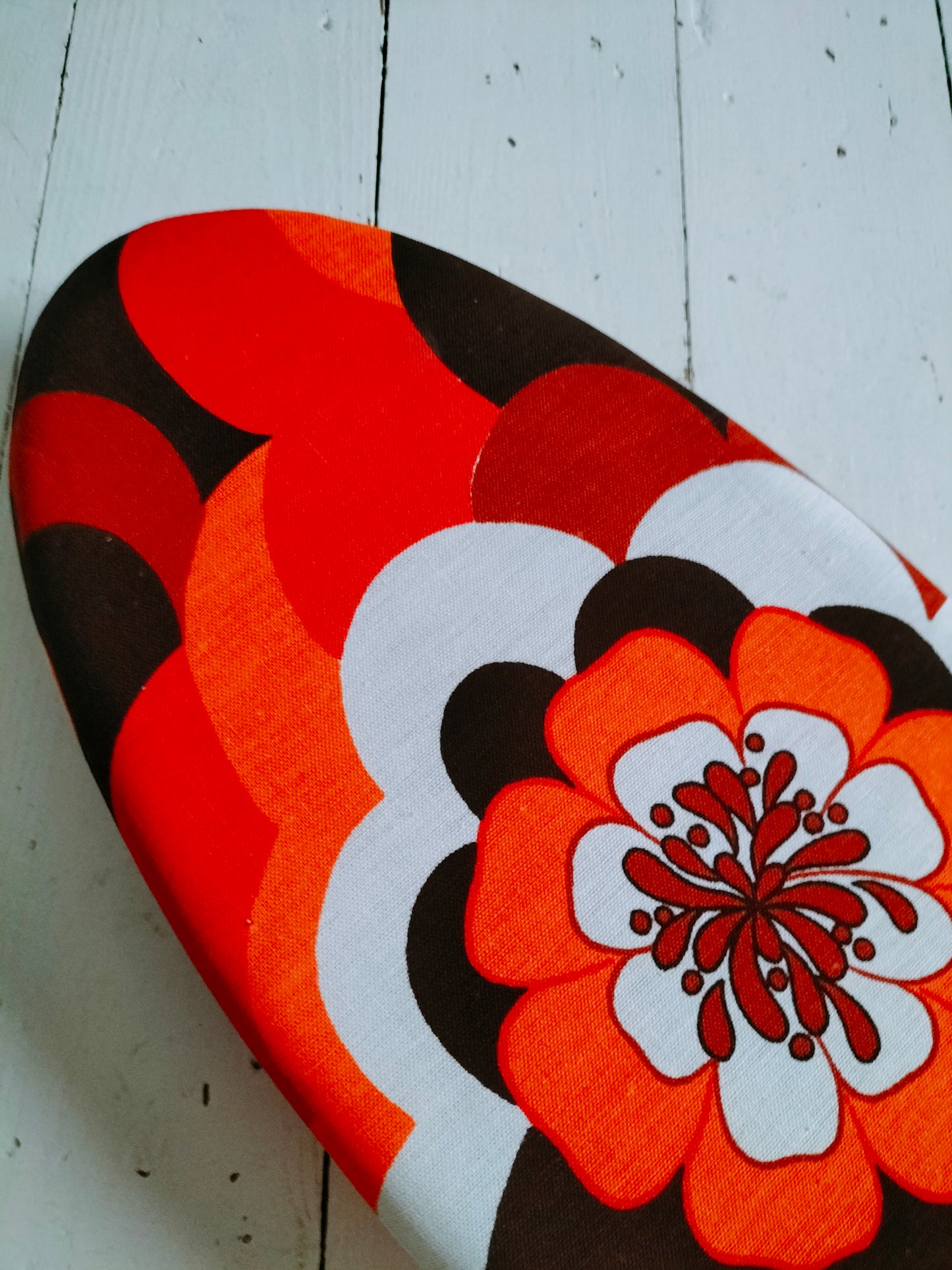 Ancienne boîte de chocolaterie en carton et tissu