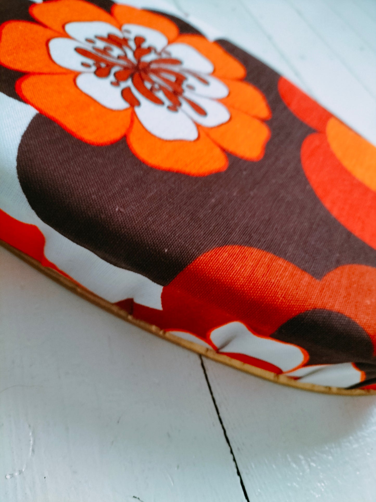 Ancienne boîte de chocolaterie en carton et tissu