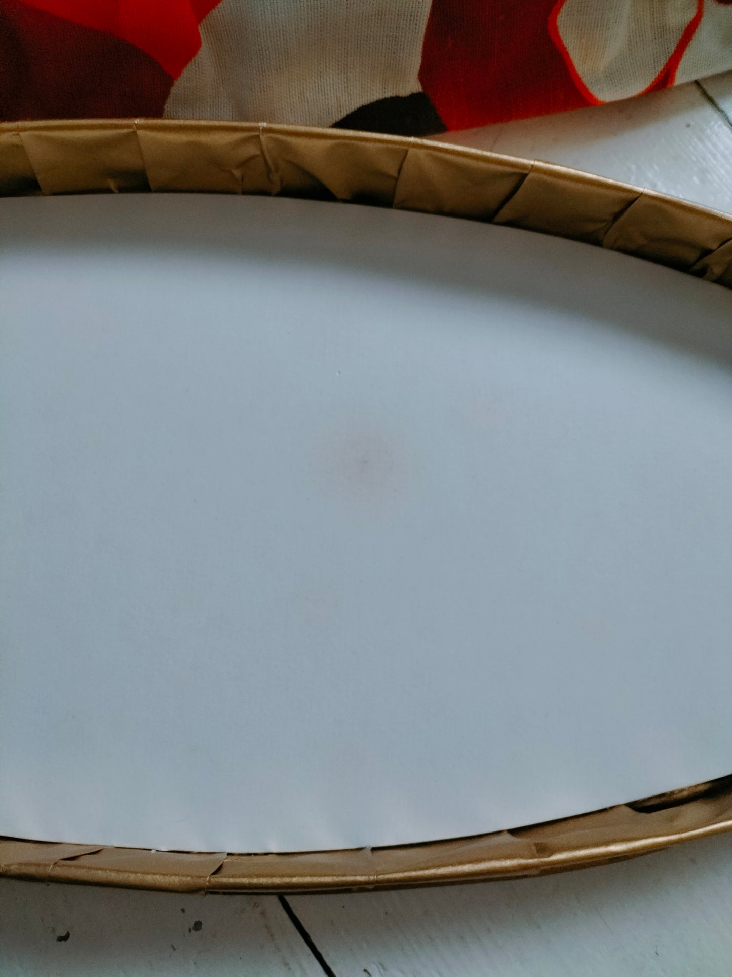 Ancienne boîte de chocolaterie en carton et tissu