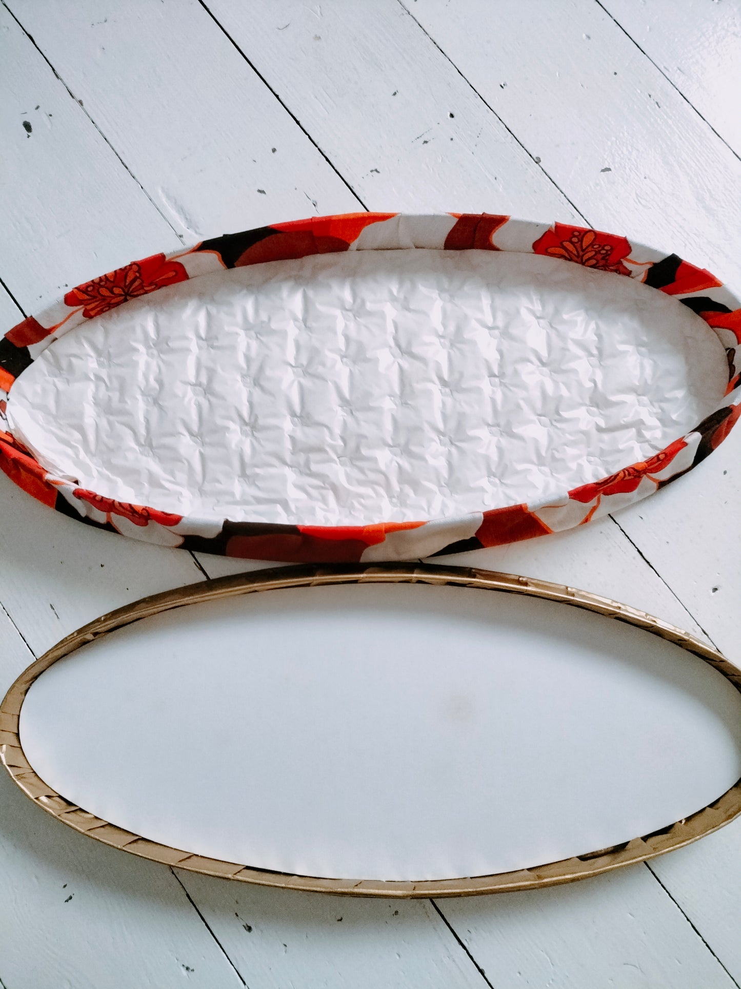 Ancienne boîte de chocolaterie en carton et tissu