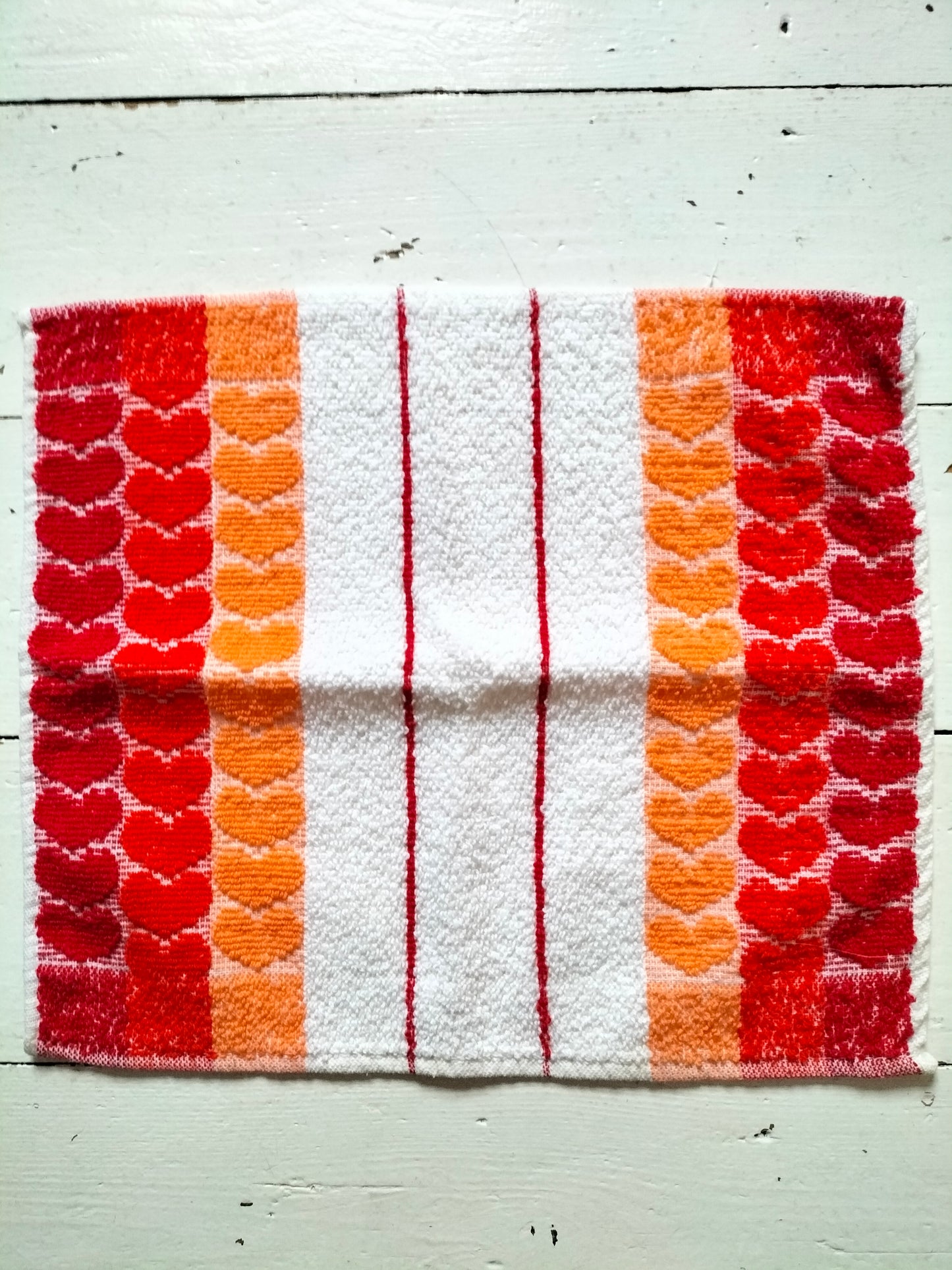 Petit essuie-mains décor cœurs