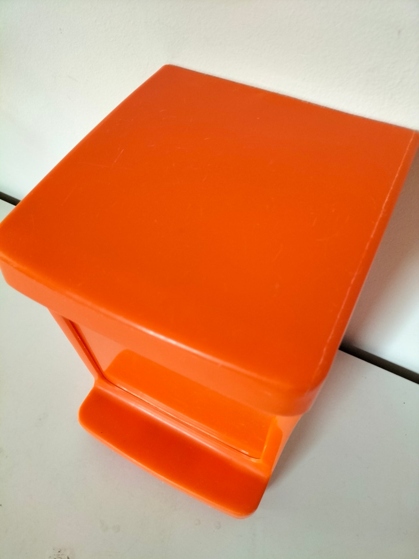 Petite poubelle en plastique