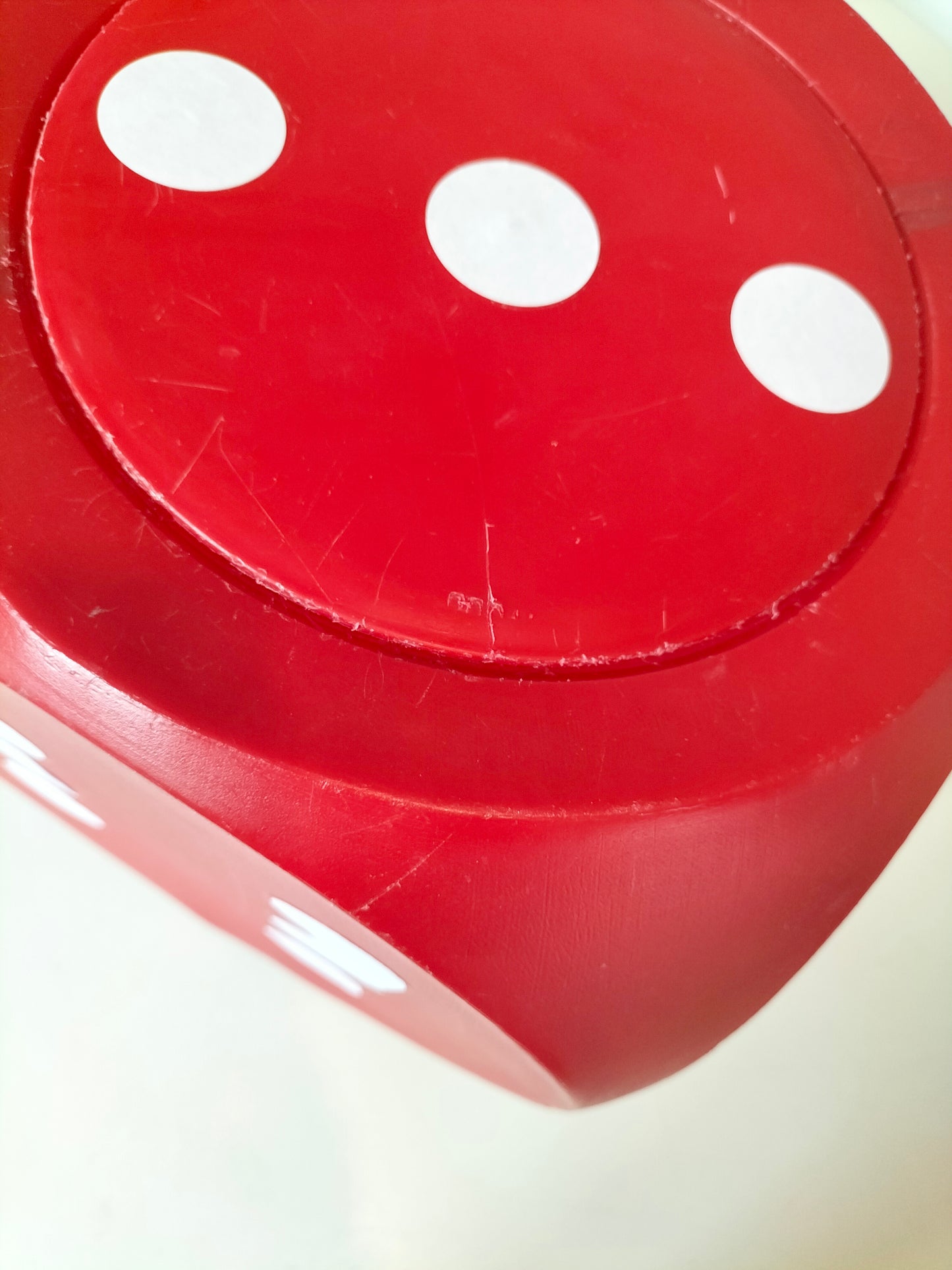 Grosse boîte cube dé publicitaire/ ancien baril de lessive ROUGE