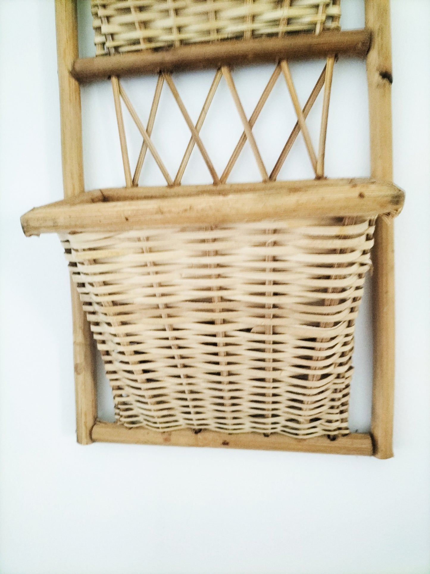 Range-courrier/ étagère murale osier et rotin