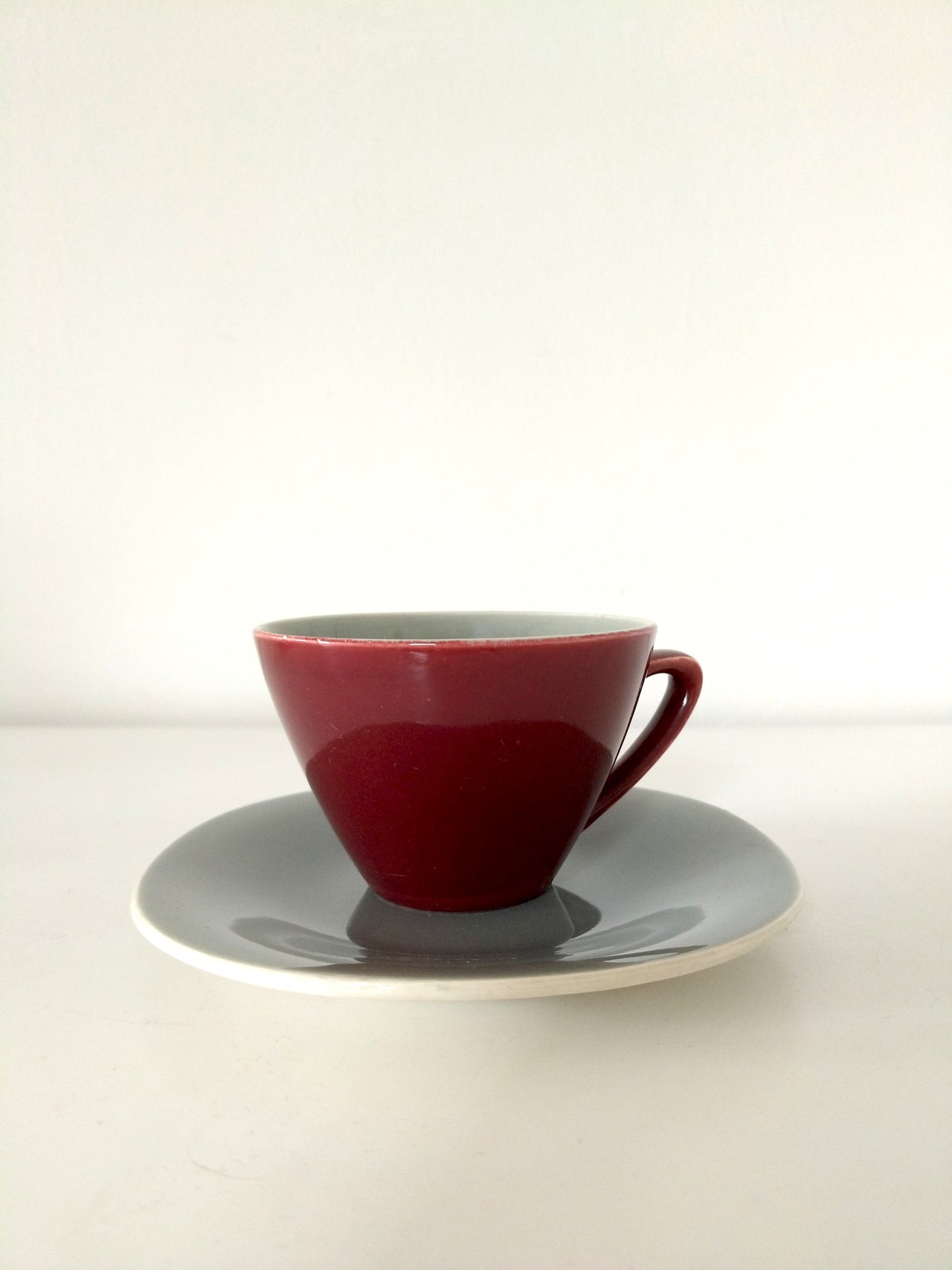 Ensemble 1 tasse bordeaux + 1 soucoupe grise Kéralux Boch La Louvière Miami Bicolore