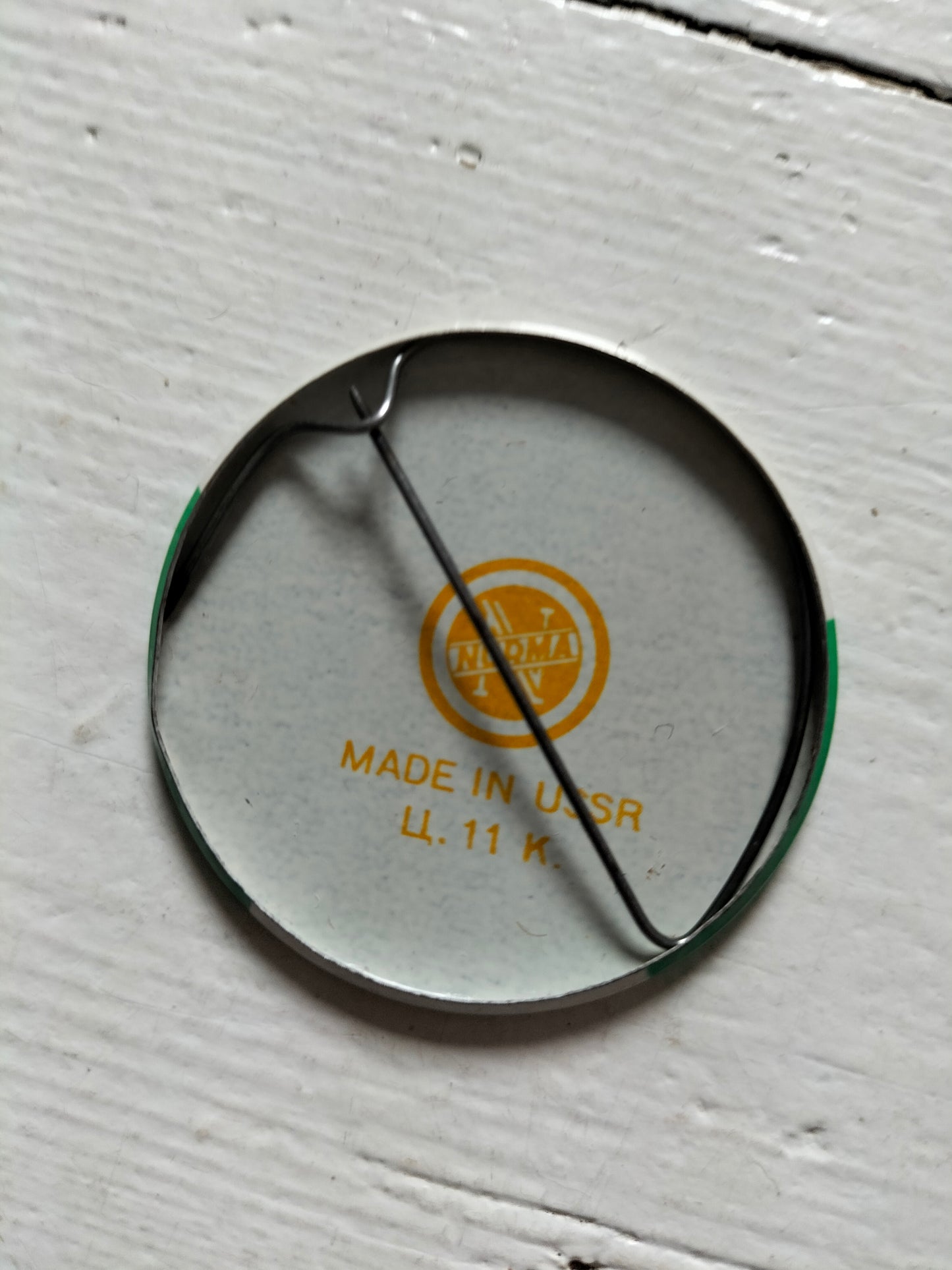 Ancien badge métallique 70's (ou magnet) Norma made in URSS (Estonie) à l'unité