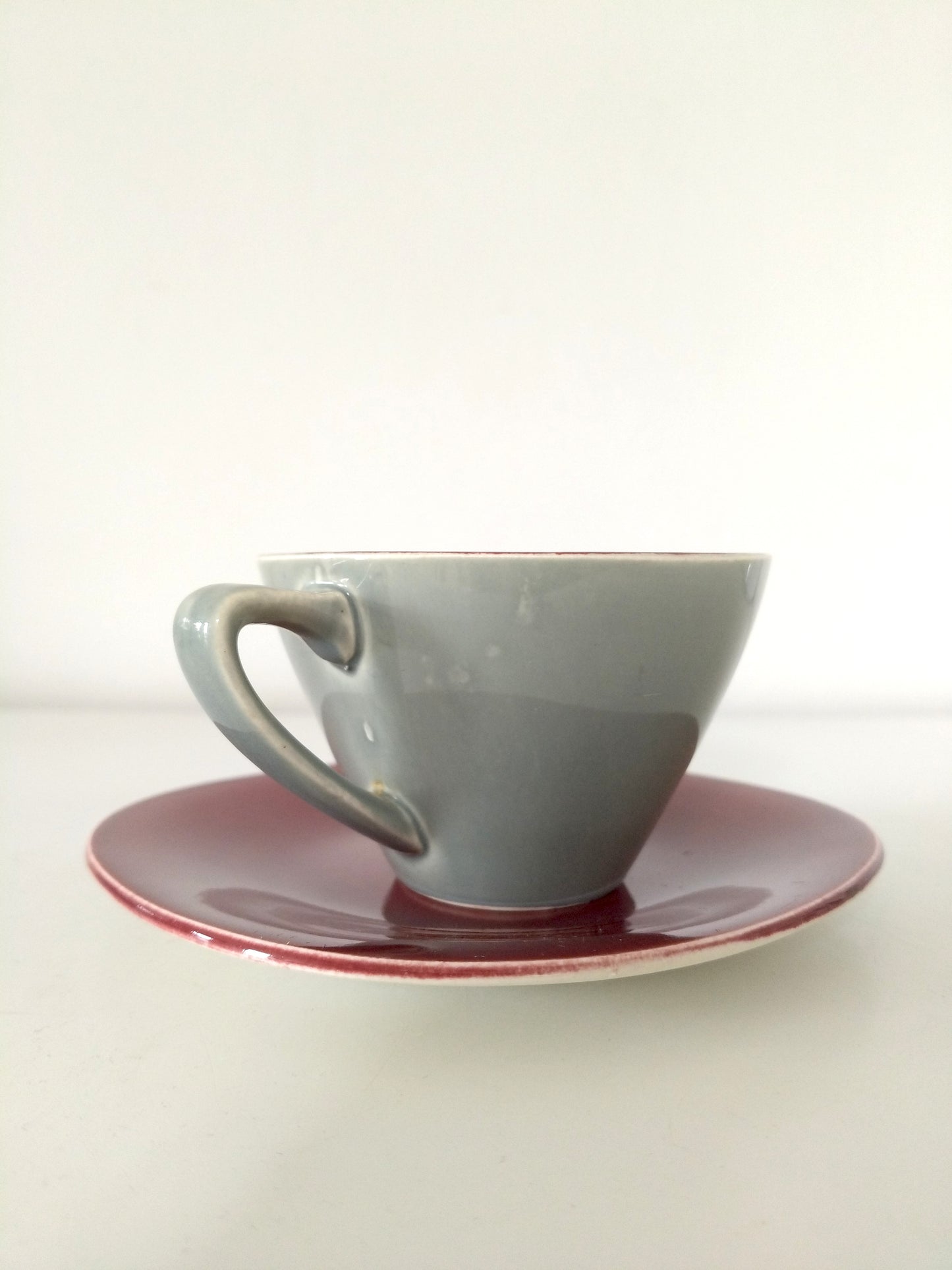 Ensemble 1 tasse grise et 1 soucoupe bordeaux Boch La Louvière Miami Bicolore