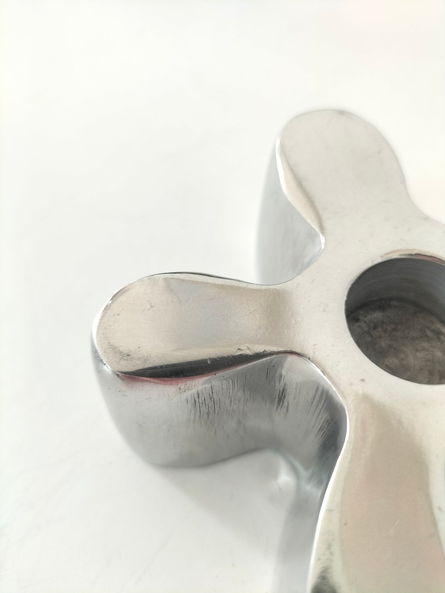 Bougeoir fleur en aluminium