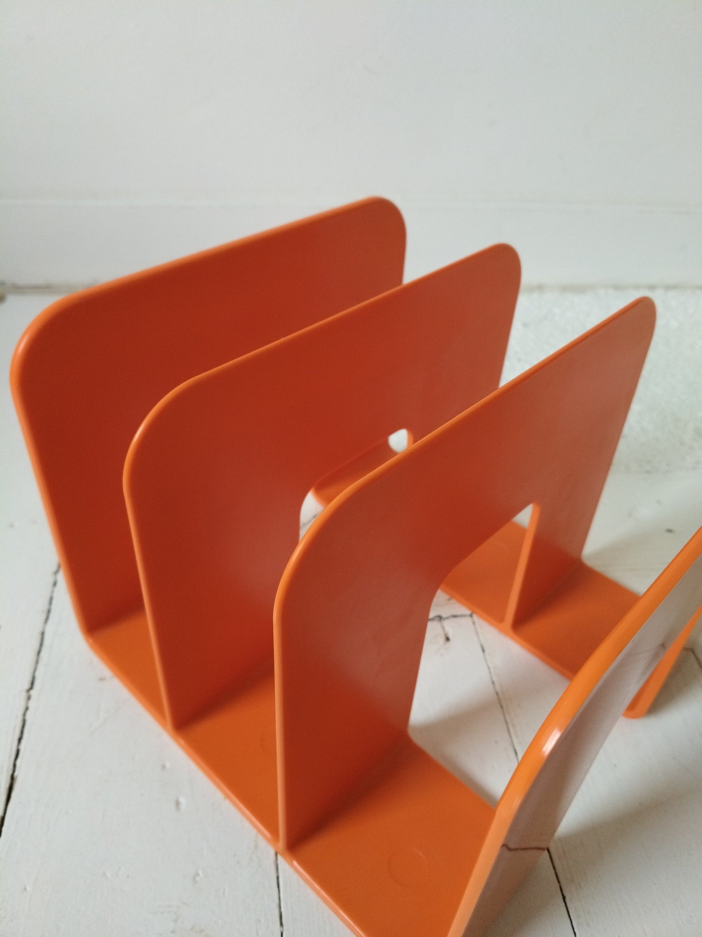 Range-livres/ magazines/ vinyles en plastique ORANGE par Sven-Eric Juhlin pour Gustavsberg 1395