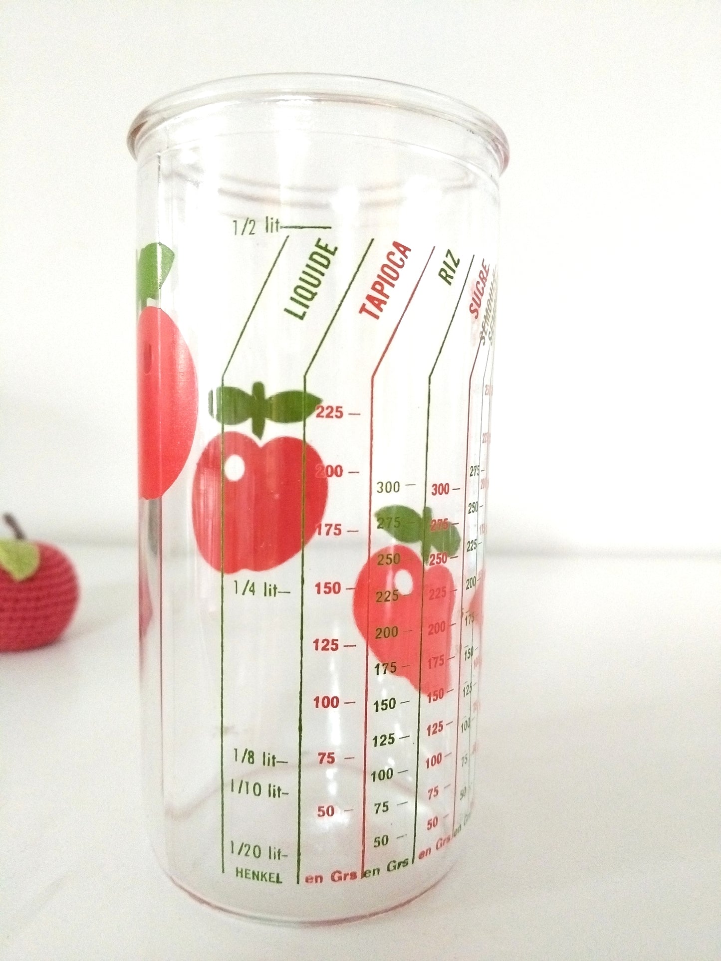 Verre doseur mesureur/ récipient gradué/ Henkel décor pommes