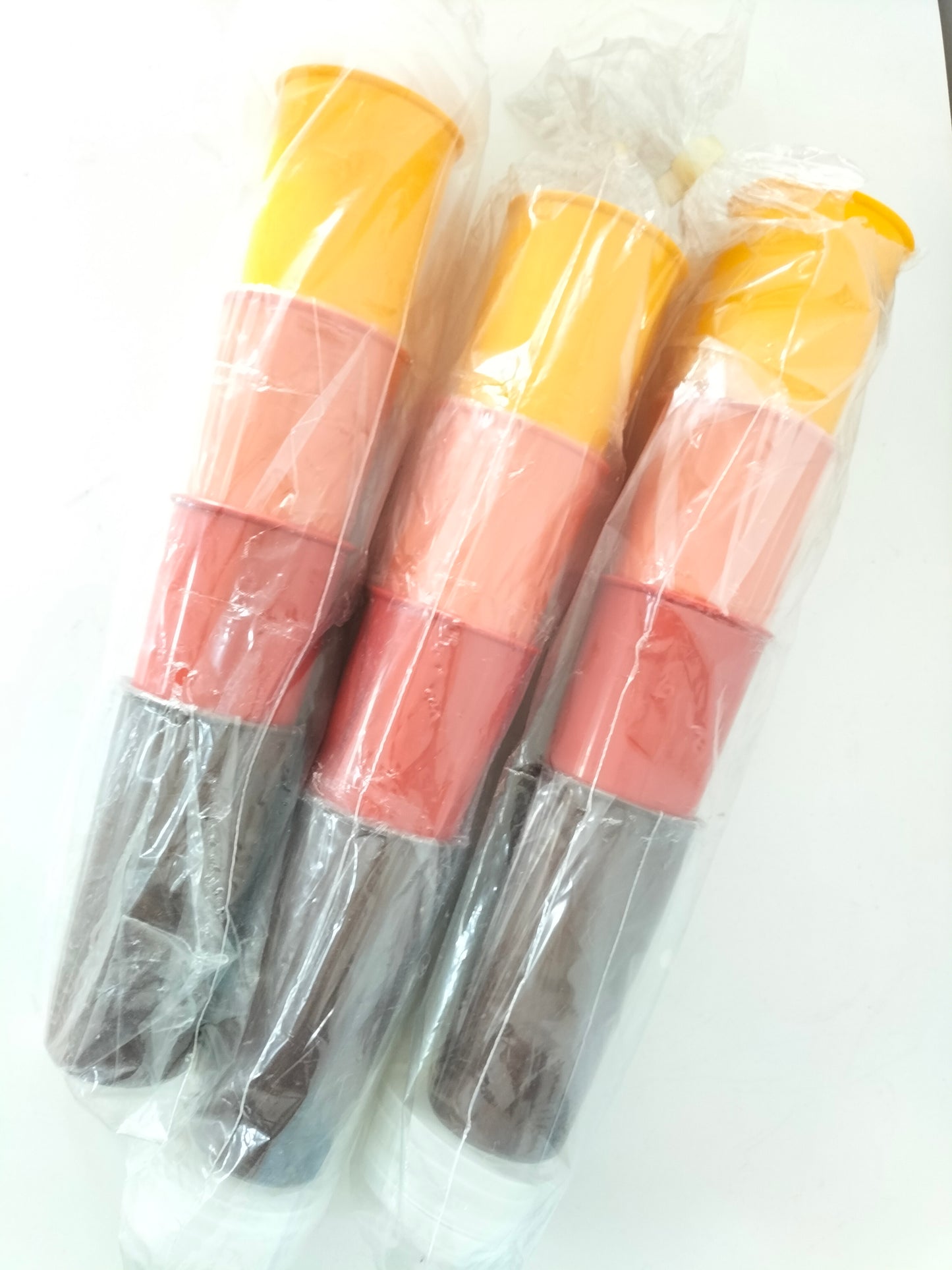 Ensemble de 4 boîtes/ gobelets + couvercles Tupperware (3 ensembles disponibles)