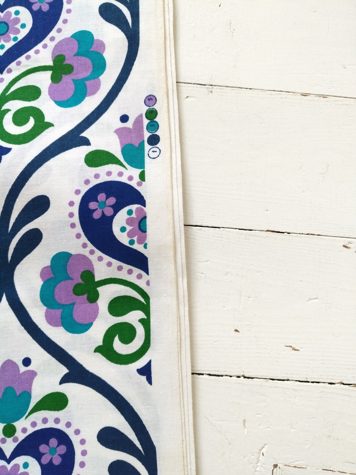 Tissu vintage flower power 100% coton au mètre (8 mètres dispos)